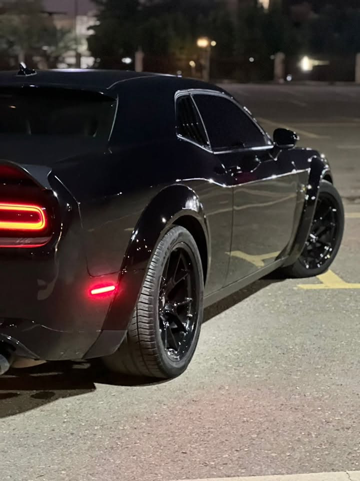 🔥 للبيع — Dodge Challenger 6.4 392 Shaker

للبيع دوج تشالنجر 6.4 392 Shaker، سيارة عضلات أمريكية حقيقية ومواصفات عالية، مناسبة للّي يعرف قيمة الـ Challenger ويبحث عن سيارة مميزة وقوية.

🚘 المواصفات:
• المحرك: HEMI V8
• السعة: 6.4 لتر / 392
• القوة: 485 حصان تقريباً
• العزم: 644 نيوتن متر تقريباً
• دفع خلفي RWD
• قير أوتوماتيك 
• فئة Shaker
• [لون اسود  ]
• [موديل 2022]
• [ماشية 40،000 كيلو ]
• [وارد امريكي ]
• [جاملغ وبنيد ]
• [اظافات لد لون احمر كزوز كورسا وتيزر 
• ⁠
السيارة نظيفة ومعتنى بيها وقوتها وأدائها معروفين، وصوت الـ V8 وحده قصة 🔥

📍 الموقع: [بغداد]
💰 السعر: [$25،500]
📞 للجادين فقط: [***********]

المعاينة خير دليل، والبيع عن قناعة.

