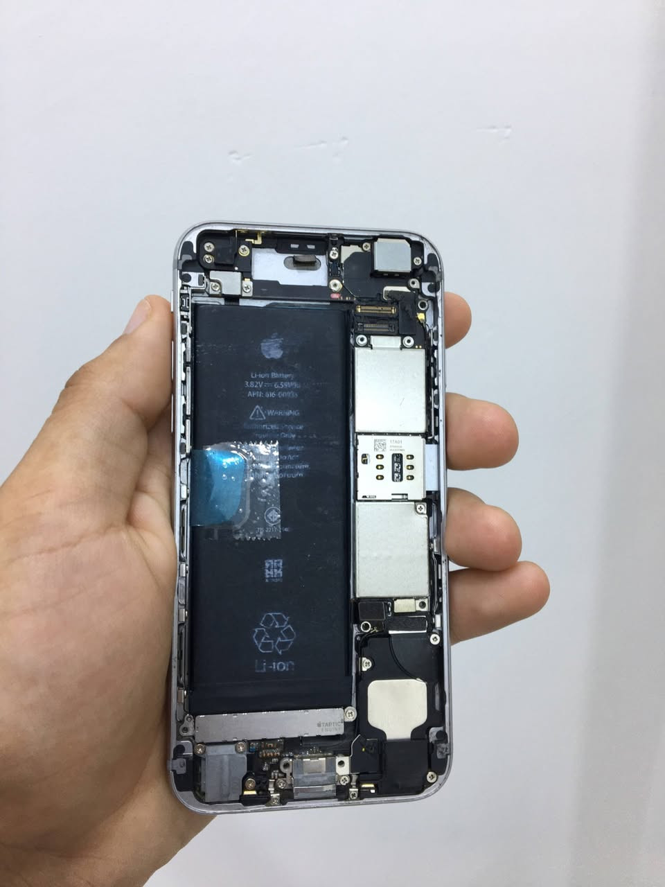 ايفون 6s نقصه شاشة شغال للبيع او عندك شاشة انا اشتريها ناصرية مركز ***********
