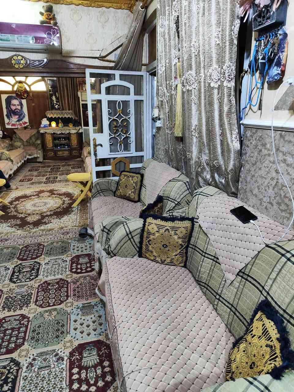 السلام عليكم بيت للبيع مساحه 100متر
في حي الجامعه 
الطابق الاول 
هول /استقبال /مطبخ / مجمع صحيات 

الطابق الثاني 
غرفتين نوم/ هول / صحيات 
الاستفسار على الرقم ***********
