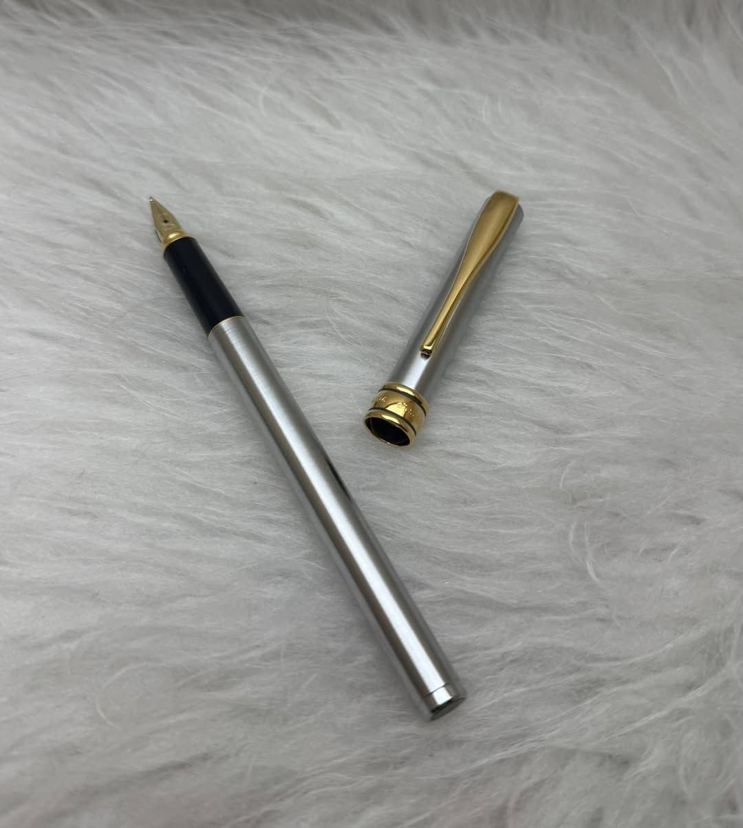 Aurora Magellano Metal
 قلم اورورا حبر 
ايطالي المنشأ اصلي
انتاج خاص للمستكشف (فرديناندو ماجلّانو)
ستانلس ستيل (لامع)
ريشة(سلاية) طلاء ذهب 
جنكال+ حلقات طلاء ذهب
حجم الخط M
قطعة مميزة 
مع العلبة الاصلية و الكرنتي
للاستفسار المراسله على الخاص او الاتصال بالرقم  *********** 
يوجد خدمة توصيل داخل بغداد و محافظات⁩

