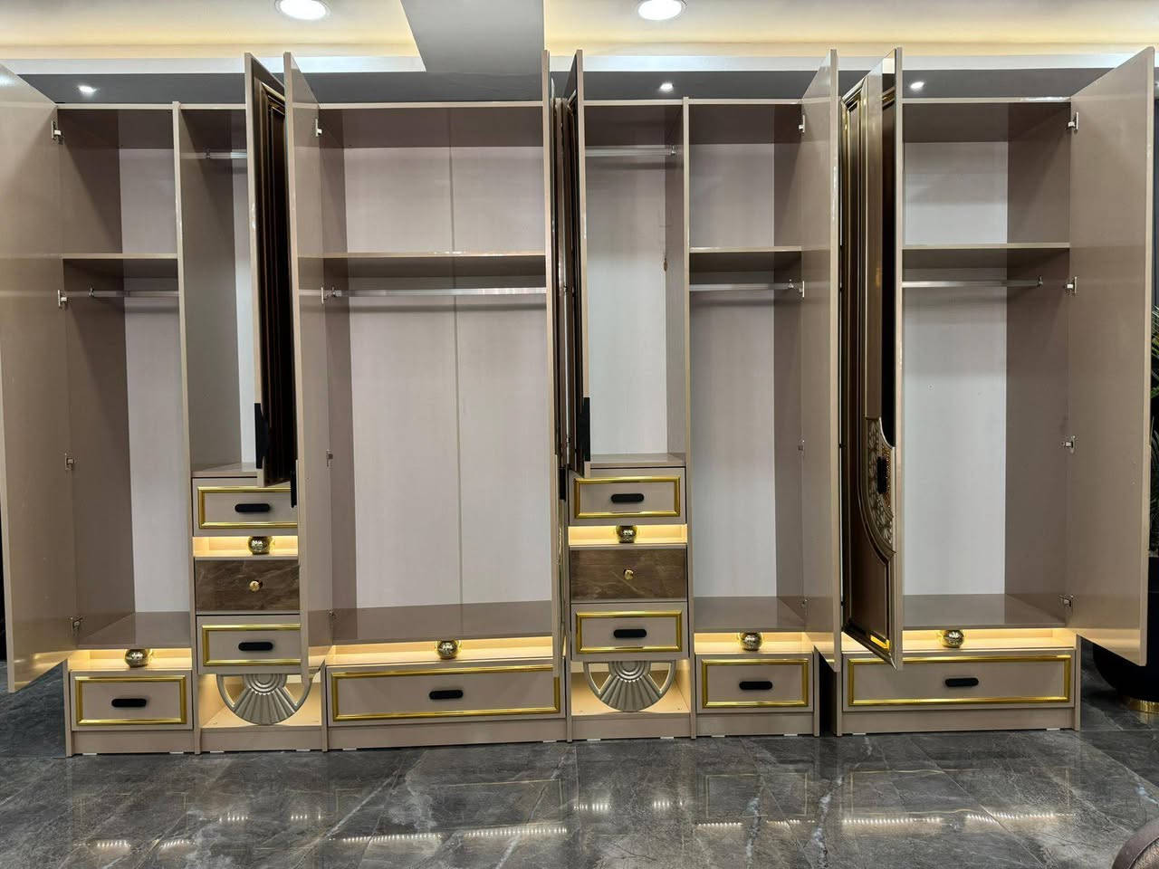 *تم تفريغ*

*موديل   سايهان      المودرن*

*11 قطع             360سم كنتور*

*- ضهر بلوك*

*- برغي وچوي حديد** 

*سري. مخزن جك* 

*صبغ حراري* *

   *السعر🔥 مليونين و 800الف 
الشد والنقل داخل بغداد مجاني 
حجز وستفسار ***********
