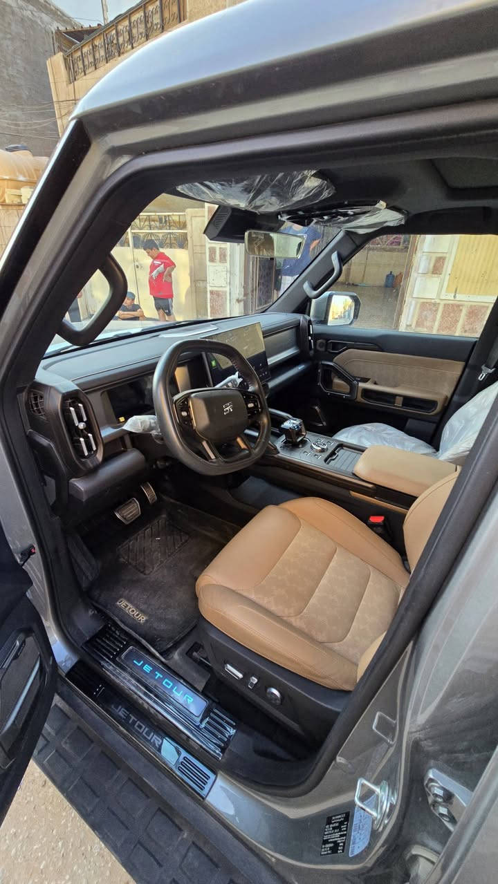 السلام عليكم 🌹

🚙 JETOUR T2 LUXURY 2025 🎨 اللون: رمادي إسمنتي

🔹 السيارة جديدة لوك ومكفولة. 🔹 ماشية أقل من 10,000 كم. 🔹 تعتبر زيرو. 🔹 بيها إضافات كثيرة من الداخل والخارج.

📋 المواصفات: ✅ محرك 2.0 لتر تيربو ✅ قوة 254 حصان ✅ عزم 390 نيوتن.م ✅ ناقل حركة أوتوماتيك 7 سرعات DCT ✅ دفع رباعي ذكي (4WD) ✅ 7 وضعيات قيادة ✅ شاشة معلومات وترفيه 15.6 إنج ✅ عدادات رقمية 10.25 إنج ✅ كاميرا 540° مع رؤية أسفل السيارة ✅ سقف بانوراما ✅ مقاعد جلد فاخرة ✅ تبريد وتسخين للمقاعد الأمامية ✅ شحن لاسلكي للهاتف ✅ نظام صوت Sony ✅ إضاءة LED كاملة ✅ مثبت سرعة ذكي (ACC) ✅ فرملة طوارئ تلقائية ✅ تحذير مغادرة المسار ومساعد الحفاظ على المسار ✅ مراقبة النقطة العمياء ✅ حساسات أمامية وخلفية ✅ تشغيل بصمة ودخول ذكي ✅ جنوط ألمنيوم 20 إنج

💰 السعر المطلوب: 37,500,000 دينار عراقي

📞 للاستفسار والاتصال: ***********

السيارة نظيفة جدًا وجاهزة للفحص بأي مكان.
