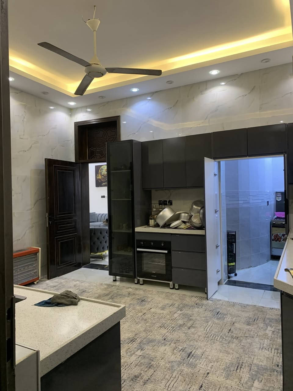 البيت معروض للبيع خلف مستشفى الوارث سند ٢٥ ثاني بيت بالفرع مباشرتاً البيت بناء طابوق جمهوري تسليح مركزي طابقين المساحه١٧٢م  يحتوي على استقبال كبير (ه) في (٧) مع صاله ومطبخ حار وبارد مع غرفه زائد مناور عدد٢ مع صحيات عدد ٢ الطابق الأول أما بالنسبه للطابق الثاني  يحتوي على ثلاث غرف مع صحيات عدد٢ واحده سويت مع صاله استراحه علما بأن سقوف الصاله والاستقبال والمطبخ وغرفه ديكور جبس بورد الشبابيك بيبيي  سي السطح شتايگر يباع مع الأثاث أو بدونه علما الأثاث كله جديد لن ينقصه شيء البيت فارغ حالياً 
مع العلم أنا صاحب البيت وليس دلال
البيت فارغ وجاهز للسكن مباشرتاً لا ارد على التعليقات الاتصال على هذا الرقم
***********
