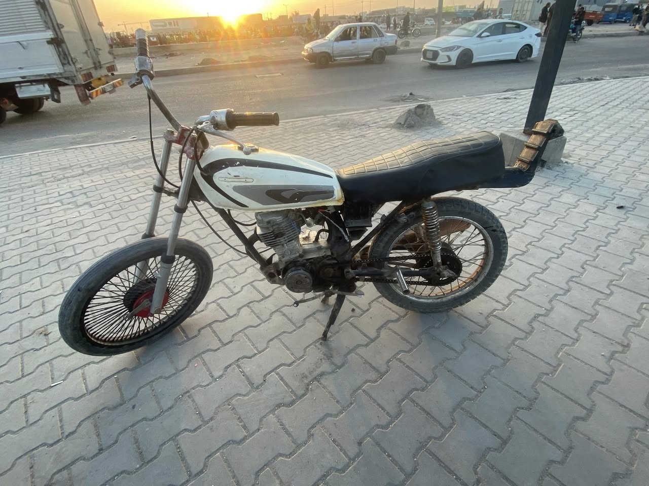 سلامً وعليكم دراجه للبيع شوفت عينكً شغاله ١٧٥قفلها قفلها عنواني بصره الجزيره
