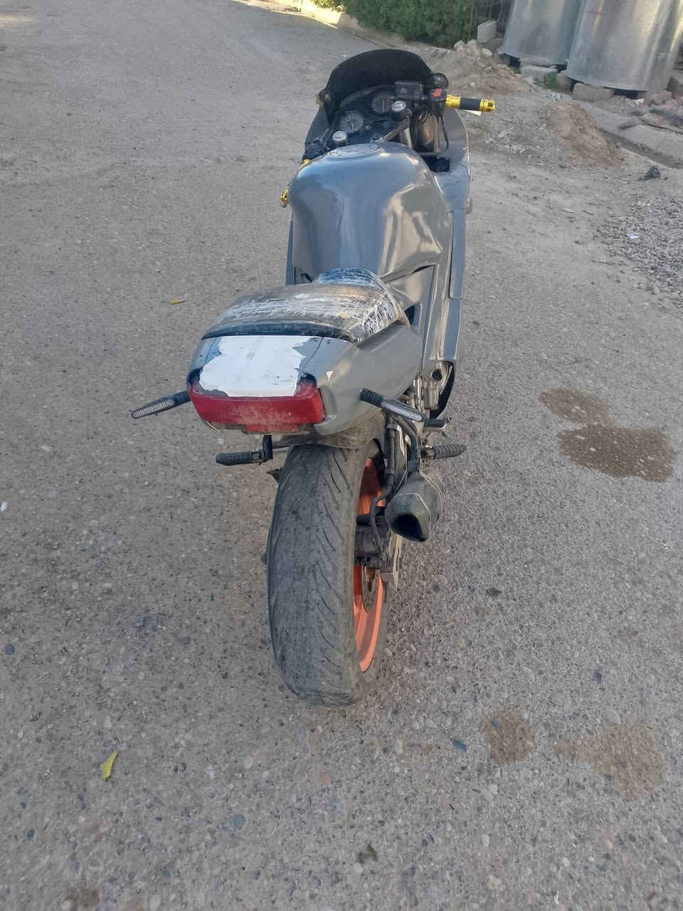 سلام عليكم f2 موديل 98 دراجة شلعه معدل فول كمرك مدفوع عليهه ادامه كابريترات و دهن و فلتر و باتري و زنجيل يدات رياضي محرك كير بالشرط سعره 1600 بيهه مجال قليل مكاني كركوك اسره ***********
