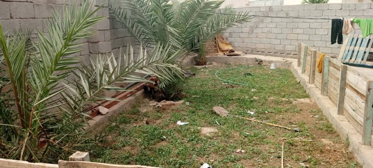 السلام عليكم ورحمة وبركاته 
بيت للبيع مساحة 400 م يحتوي على 3 غرف مساحة الغرفه الواحده 6 في 4 الصاله 8 في 4 صحيات جاهزه 
الموقع منطقة ال رمضان على التبليط مباشر 
على طريق الساده ال سيد حمد 
للاستفسار اتصل على الرقم ***********
