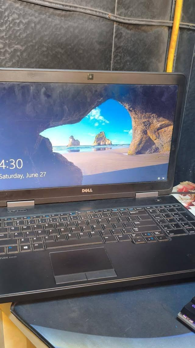لاب توب Dell
معالج i5 4th الجيل الرابع 
الرام 8G
التخزين 256ssd m.2
الشاشة 15.6 
كرت الشاشة داخلي 
يفيد للتصفح و الدراسة و الاعمال المكتبية و شغلات ثانية 
السعر 150 مع التوصيل 
للحجز و الاستفسار مراسلة الصفحة او الاتصال على الرقم *********** بي واتساب
