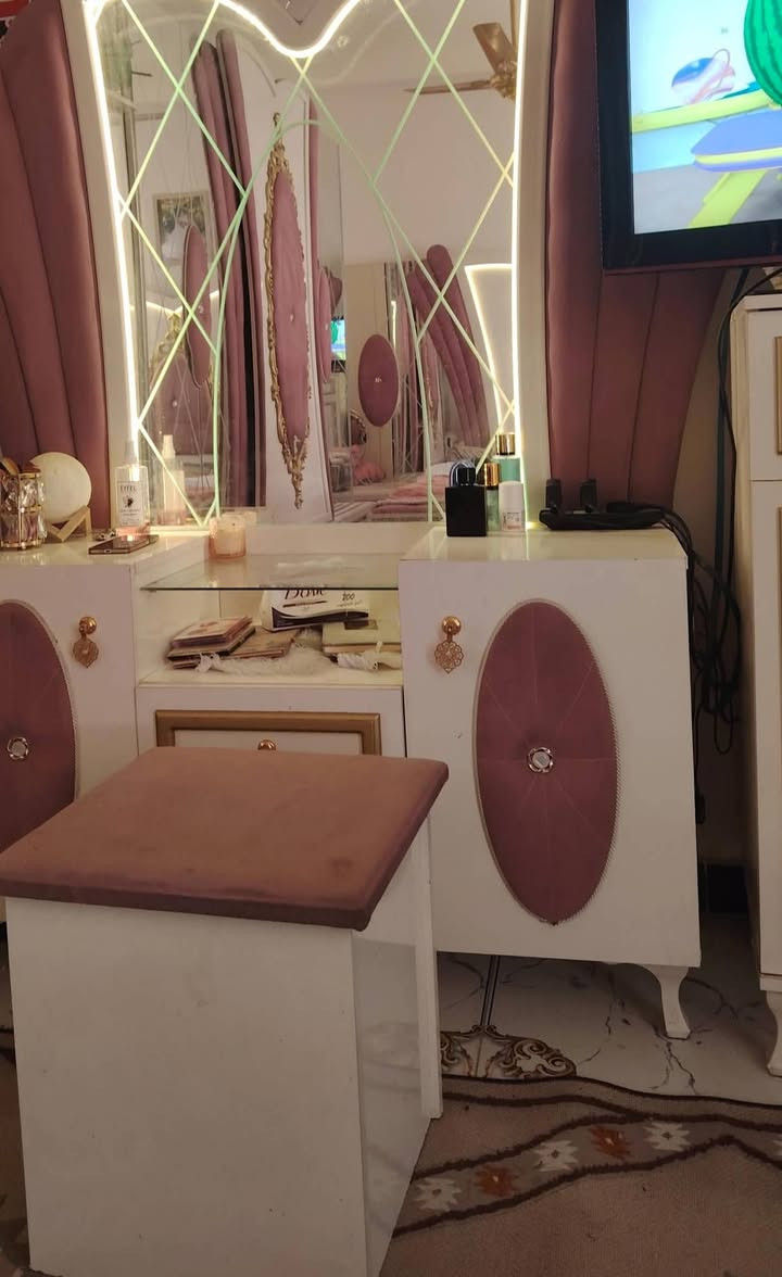 🛏️ غرفـة نوم تركـي (راقية جداً) للبيـع 🛏️
​لعشاق النظافة والجمال، غرفة نوم تركية متكاملة بحالة الوكالة.
​الحالة: نظافة ممتازة بنسبة 98% (شبه جديدة).
​الاستخدام: استعمال قليل جداً وحشمة.
​المكونات: تتكون من 10 قطع متناسقة وفخمة.
​سعر الشراء الأصلي: 1,900,000 دينار.
​سعر البيع الحالي: 1,450,000 دينار (سعر مناسب جداً مقارنة بالنظافة).
​📍 للتواصل والاستفسار (واتساب فقط):
📞 [***********]
