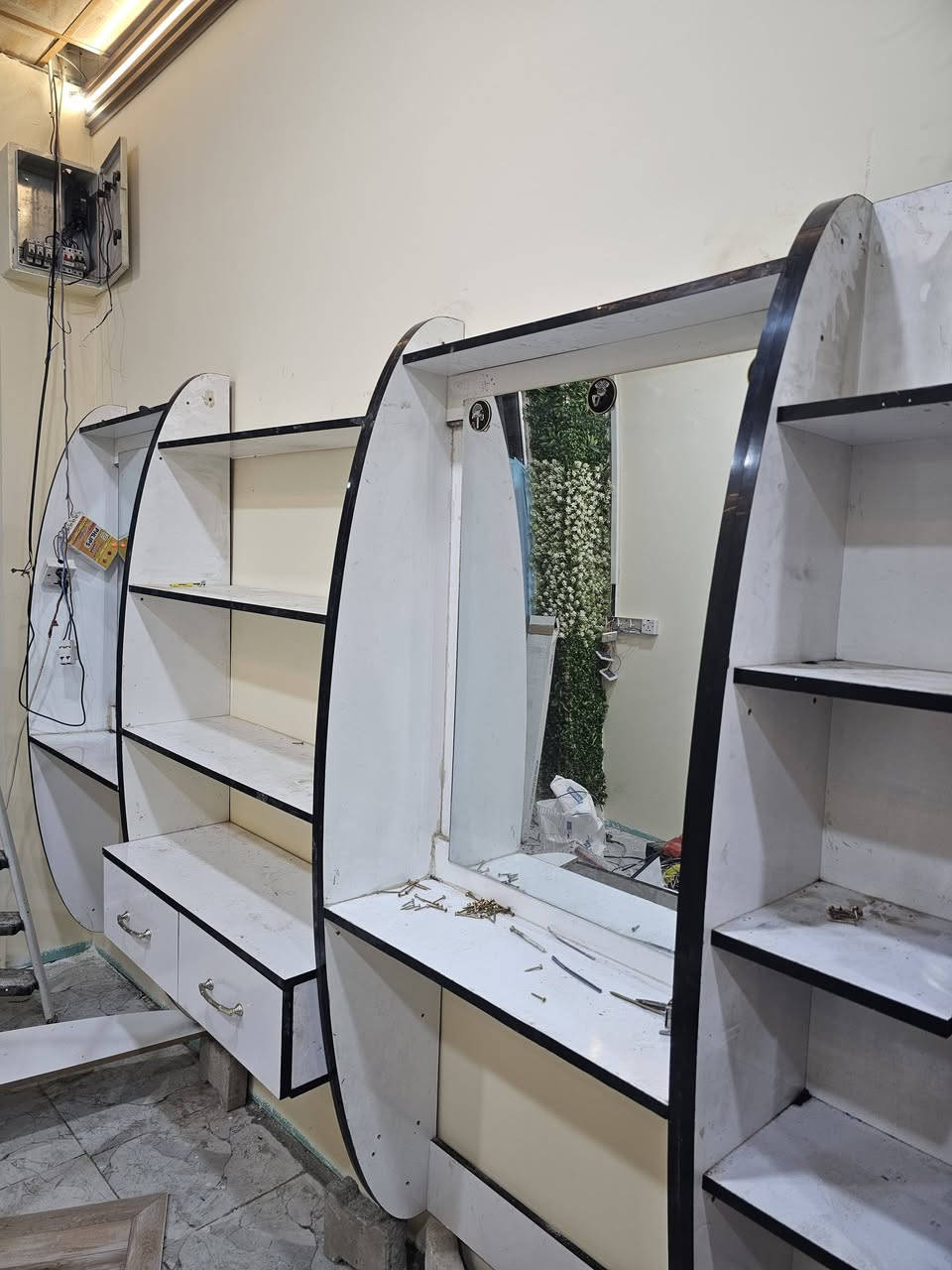 2 عدد ميز مرايات
2 عدد رفوف جنب المرايات 

1 عدد رف بالوسط مع مجرات 2

2 عدد علان فوق المرايات 

الخشب نضيف ام دي اف  شغل تزكام

السعر 300 ألف
الاسفسار ***********
