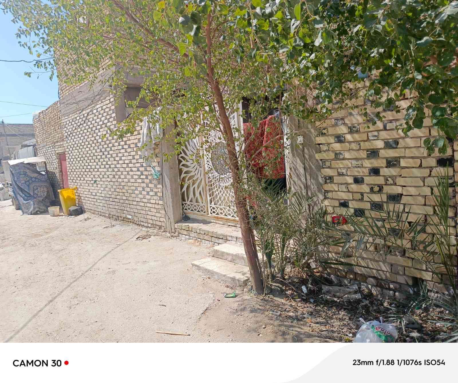 بيت زراعي للبيع مساحة 210م مع مشتمل بناء طابوق نهروان السقف والاساس صب كونكريت غرفتين وصالة ومطبخ واستقبال وصحيات وحديقة مسجل بلدية شارع 12م تبليط والمشتمل غرفة وصالة وصحيات موقع البيت بين الشارع المؤدي من السهلة الى شط الكوفة السعر 150 مليون مع مجال قليل للاستفسار ***********
