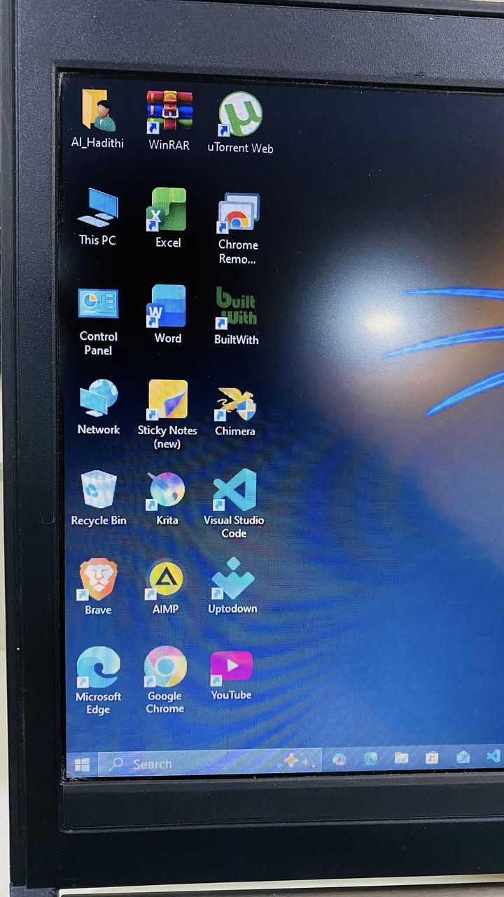 هلا بيكم حبايب، شلونكم! 😎
🔥 للبيع لابتوب نار وشرار! 

(FUJITSU E734) 🔥

لابتوب (فوجيتسو ياباني)، جهاز سلم جهاز عملي وشرس، شغل مكاتب أو دراسة أو حتى امن سيبراني وبرمجة

✅بيها برامج الاوفس بـ123 بس مجاني متحصلة بغير مكان

 (Freelance) يتكل عليه! اللي يدور السرعة والكفاءة، هذا وصل!

🚀 مواصفات اللابتوب (توب 

التوب!) 🚀

✅بيها دبل بطارية عدد 2 انسى الشحن 

 ✅ المعالج: كوراي ف (Core i5) الجيل الرابع (4th Gen) فئة M.

 ✅الرام: 8 جيجا DDR3.

 ✅ الهارد: 256 جيجا SSD (السرعة الحقيقية تبدأ من هنا، يشتغل بثواني!).

 ✅الشاشة: 14 إنچ.

 ✅ النظام: ويندوز 10 برو منشط.

📌 ملاحظة مهمة (للامانة) 📌

*منفذ السماعة الخارجية الشريط مفصوخ سعرة 10 

 *الشاشة بيها ندبة سودة صغيرة ممبين حيل وممأثر عليها ابد

💵 السعر 💵

 * السعر: 150 ألف وبي مجال  (سعر مناسب جدًا مقابل الـSSD والـi5 والبطاريات ).

 * التوصيل: مجاني لكل المحافظات، وتوصلك وين ما تكون.

 ⭕️ حقيبة.

 ⭕️ الشاحن الأصلي.

📞واتساب ***********
