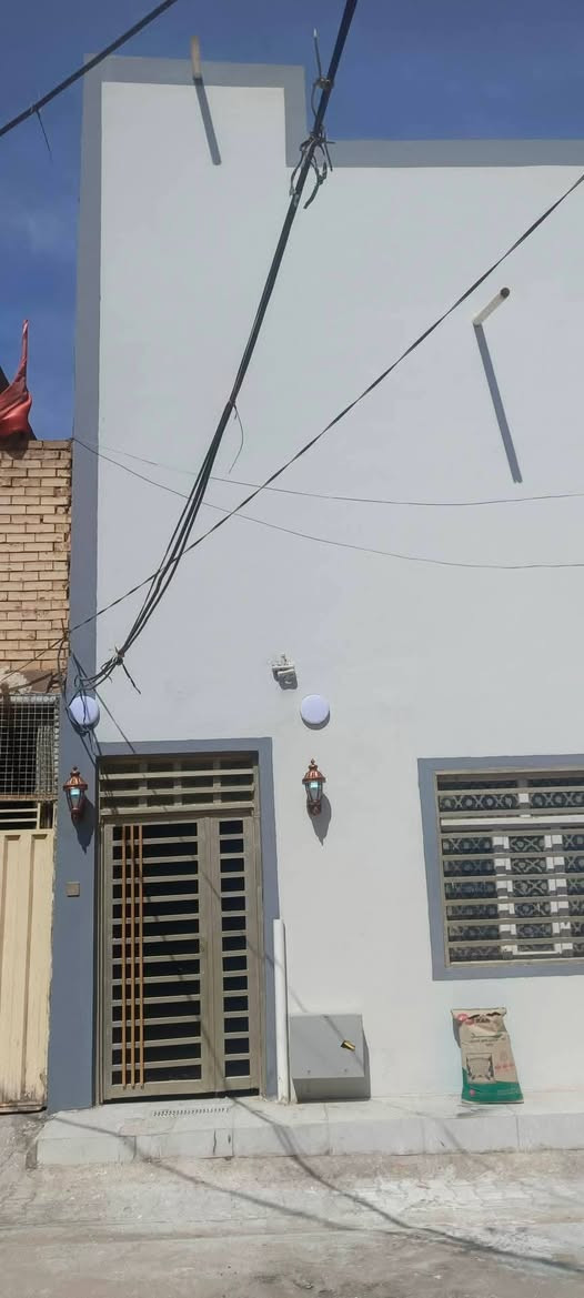 سلام عليكم بيت البيع مساحه 50  طابقين بيت موقع مميز بل قوس حي وفاء هنديه بصف شارع 100  يحتوي عل 3 غرف نوم مطبخ صاله ستقبال خرطه ماله كلش حلوه ملاحضه تريد تشتري وترهنه عندي رهان ب 25 مليون ينقصن من فلوس سعر الكلي بيت 74 وبي مجال اللاستفسار مكتب بركات ام بنين ***********
