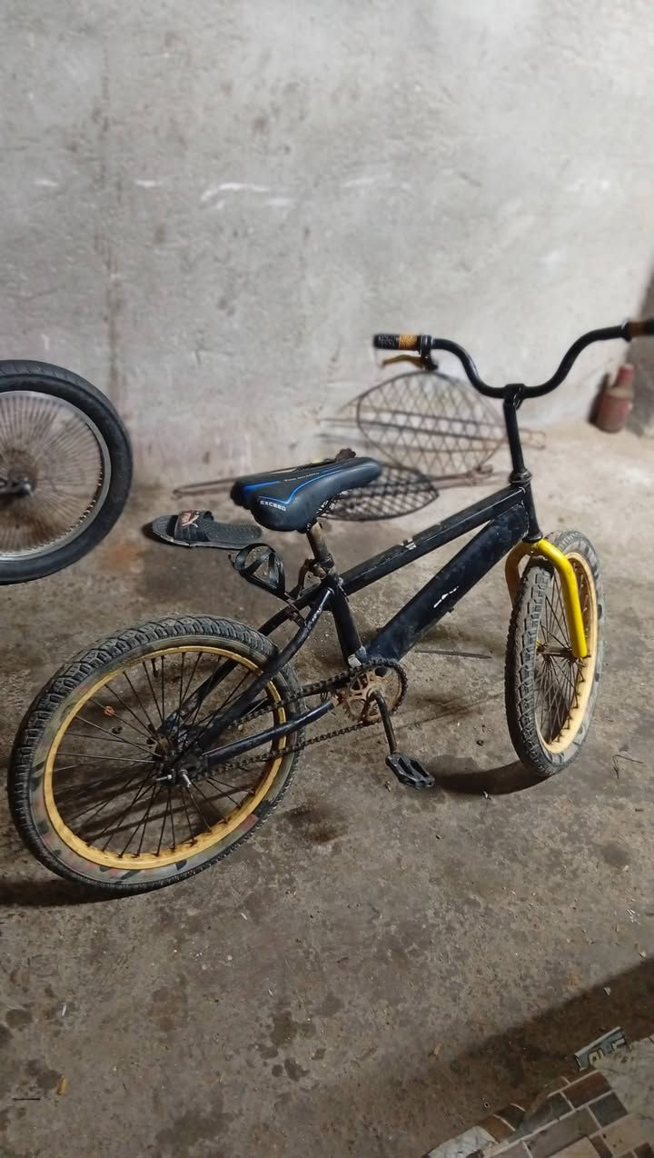 السلام عليكم باسكلات  البيع ثنينهن 100بيه مجال المكان البصره شط العرب الرقم ***********
