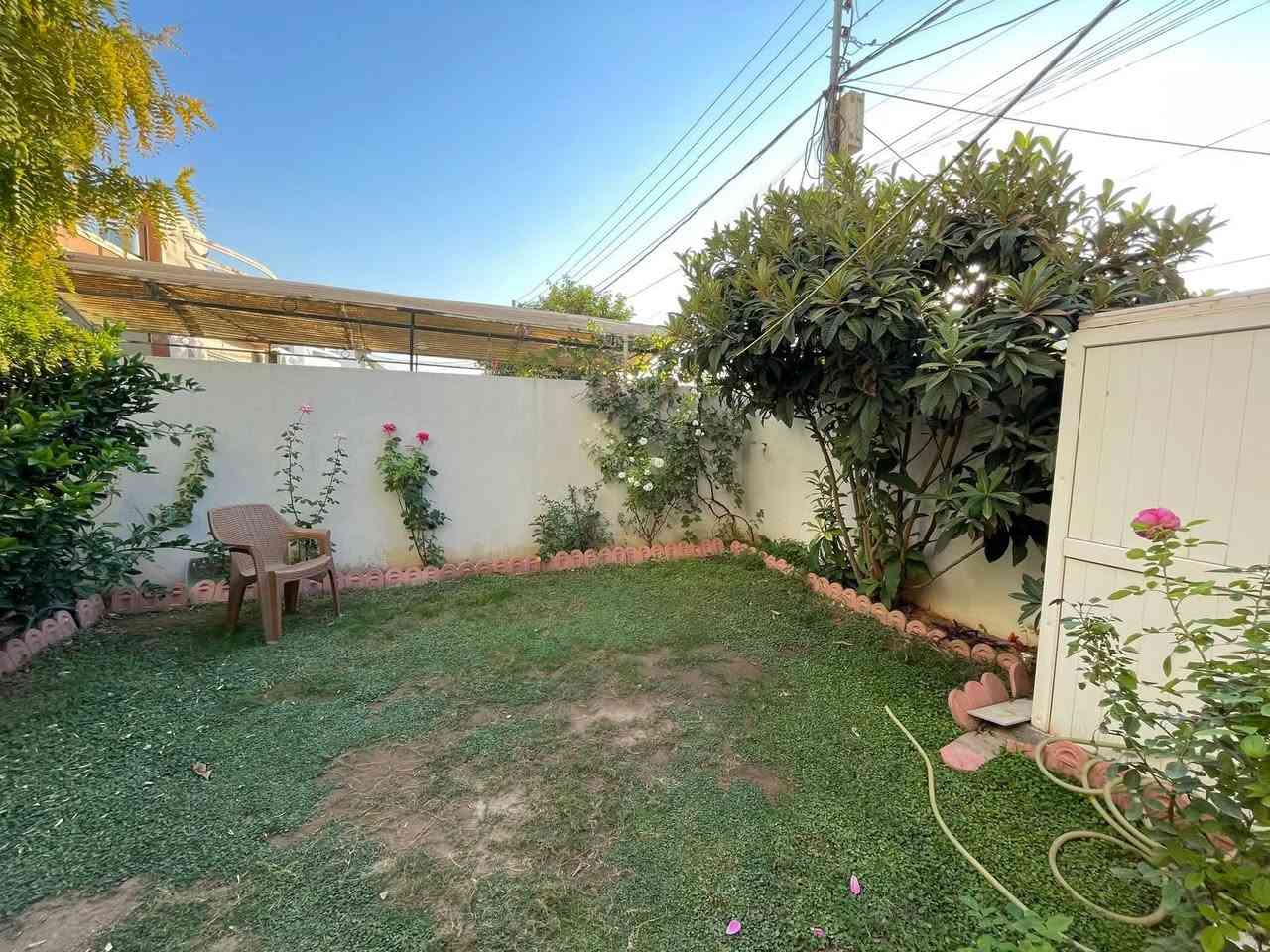 عرض مباشر
_____________________
بيت للبيع هيران ستي 1
____________________
مساحة 200م شارع 15م
____________________
تفاصيل البيت :
5غرف نوم 
صاله مطبخ امريكي عدد 2
كراج +حديقه 
صحيات عدد 3
البيت بي درج خارجي وداخلي يعني تكدر تفصل ويصير بيتين كامل
____________________
السعر 11دفتر وقابل للتفاوض عند المعاملة 
البيت نقد لايوجد عليه اي ديوون
____________________
______________________
***********
