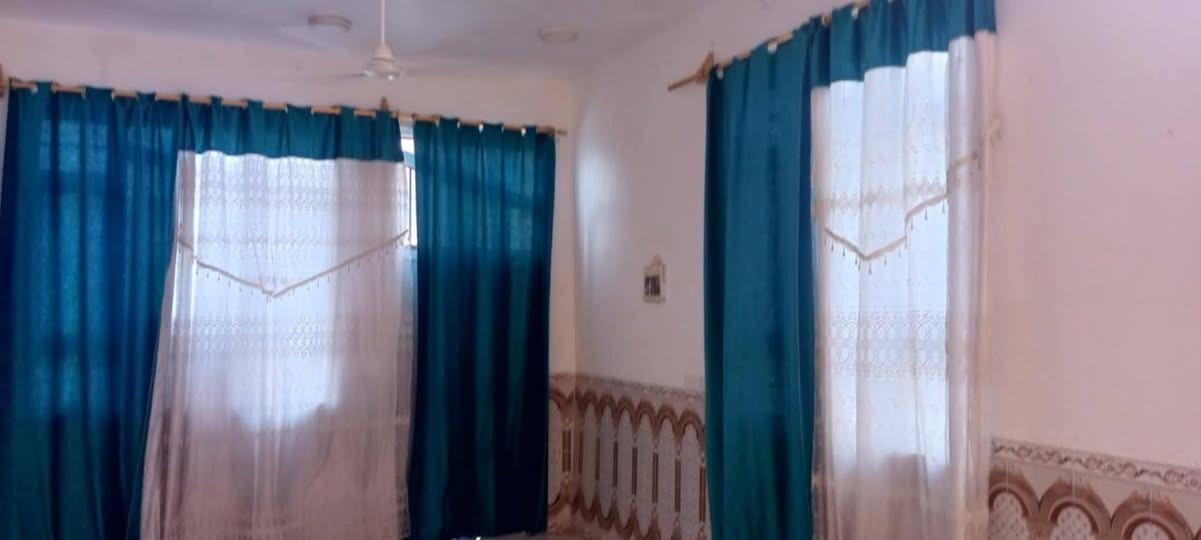 السلام عليكم ورحمة وبركاته 
بيت للبيع مساحة 400 م يحتوي على 3 غرف مساحة الغرفه الواحده 6 في 4 الصاله 8 في 4 صحيات جاهزه 
الموقع منطقة ال رمضان على التبليط مباشر 
على طريق الساده ال سيد حمد 
للاستفسار اتصل على الرقم ***********
