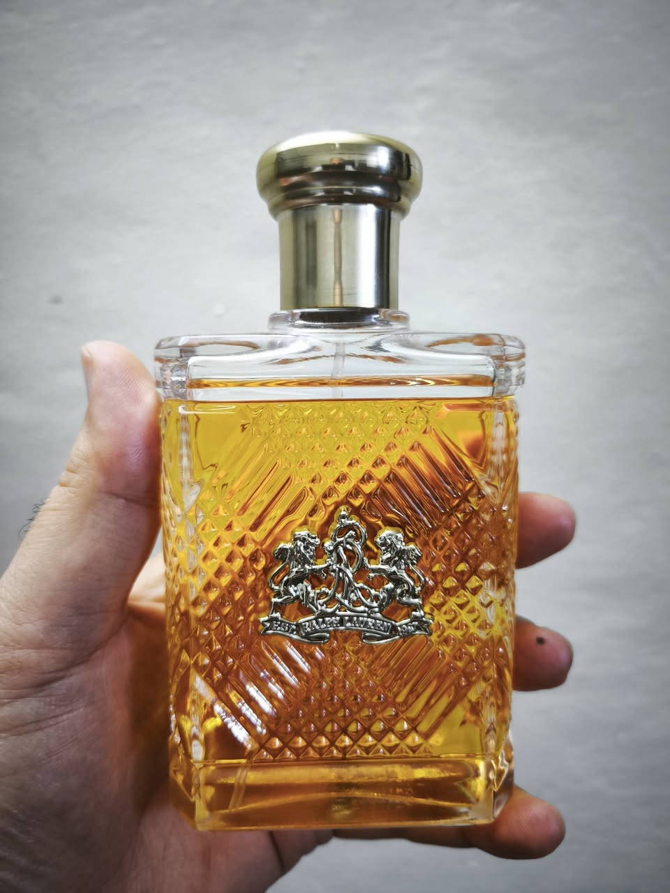 حجم العطر ١٢٥ مستخدم قليل جدا
السعر ٥٠ الف 

إفتتاحية العطر الخزامي, البرغموت, الألدهيدات, الكزبرة, النوتات الخضراء, الشيح, الليمون و النيرولي; قلب العطر الطرخون, زهر القرنفل, القرفة, الورد, الياسمين و زهر بخور مريم; قاعدة العطر تتكون من الجلود, طحلب البلوط (طحلب السنديان), خشب الصندل, المسك, خشب الأرز, الباتشولي و العنبر.


**إذا كنت صاحب هذا الإعلان وتريد حذفه لأي سبب، رجاءا أرسل رسالة إلى الدعم الفني**