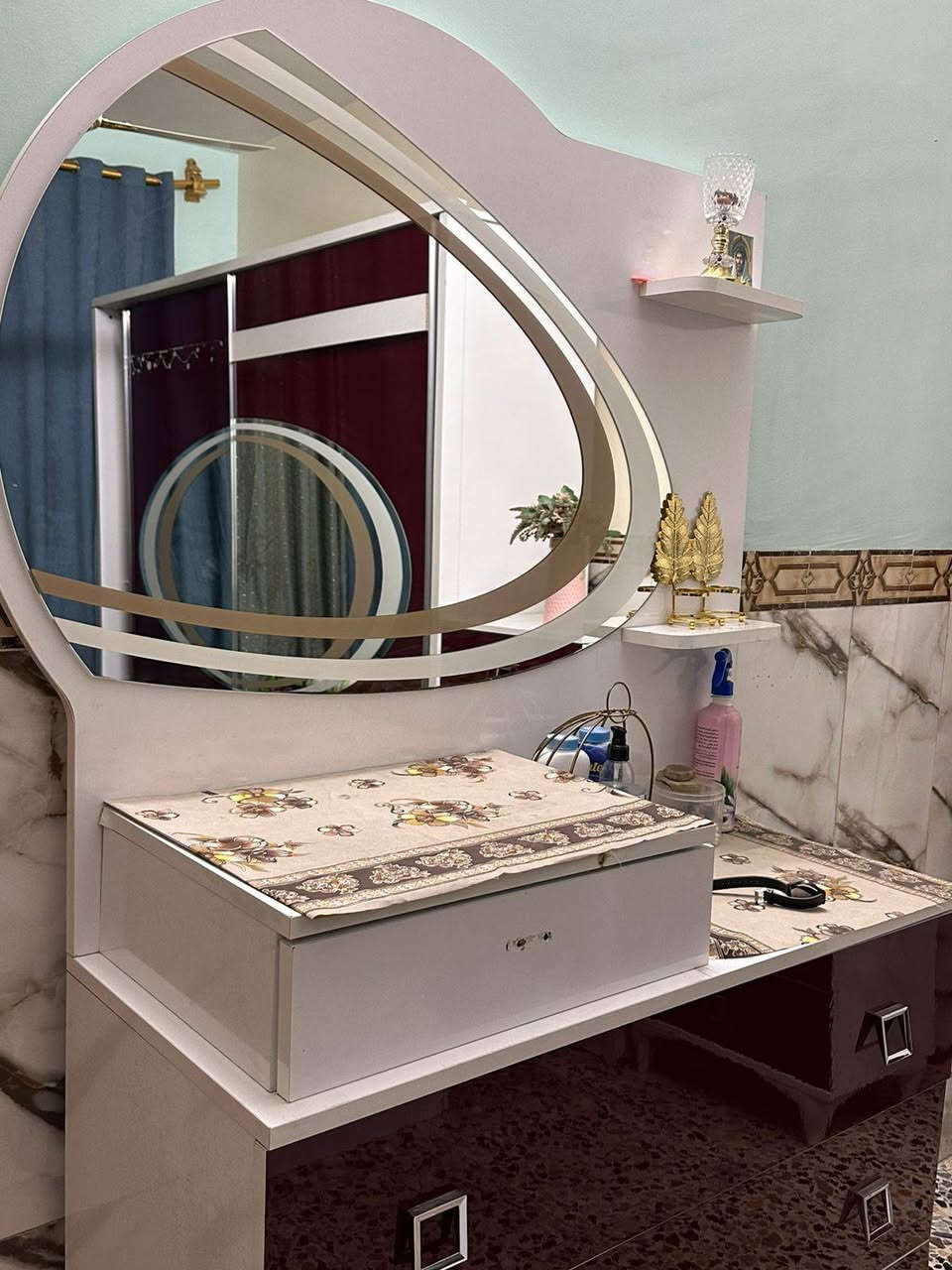 غرفة نوم ٧ قطع بسعر ٢٠٠ وتخم ٨ مقاعد قنفتين ام ٣ وقنفه ام ٢ بسعر ٤٢٥ جديد تسكام وميز و٤ كراسي بسعر ٦٠ مكان بلديات ***********
