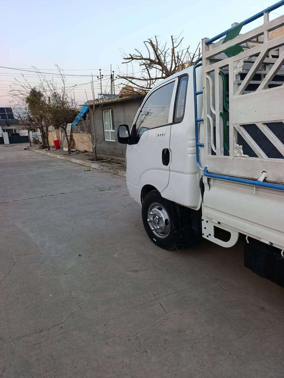 كيا 4000
مۆدیل 2011
 تةنيا كارت كراوة  بي دةعم و بێ بۆیاغە   شەش تایەی 
لۆک بەشەرتی. هەموو گیانی   سەنەوی شەش  مانگی ماوە
ژمارەی خاوەنی ***********
