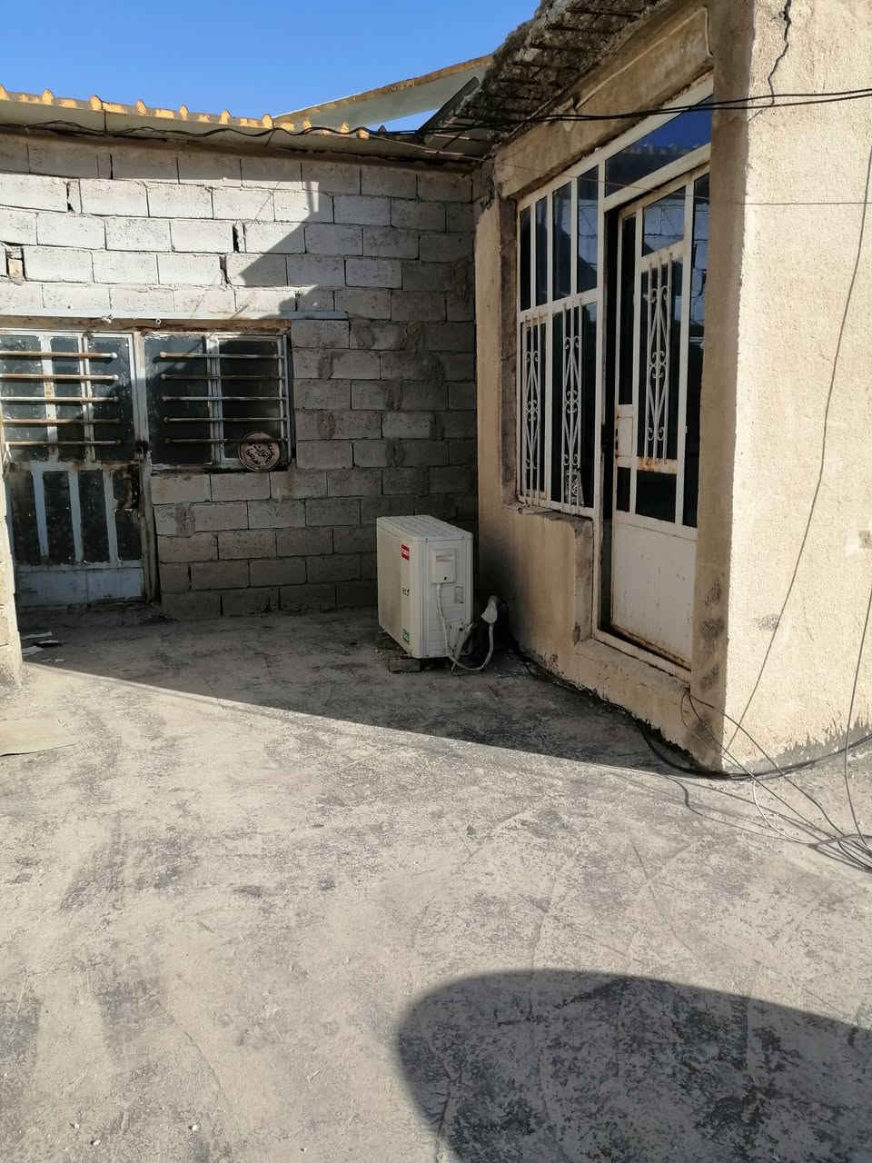 بيت للبيع زراعي الزعفرانية الزوراء مقابل مول الجوهرة فرع محلات القمة المساحة ١٥٠م طابق ونص قريب على الشارع العام الشارع تبليط للاتصال *********** وابيع نصف البيت
