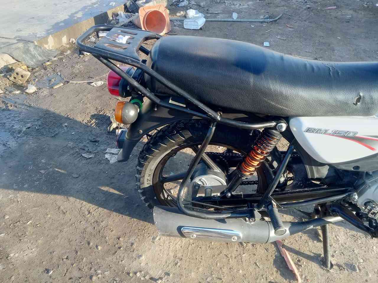 سلام عليكم ***********
بوكسر 2019 كلاسك اربعه كير اوراق كامله   كلشي شغال بوجهك تطلع لشغل بيها ربع دينار ما تصرف الله شاهد تواير جدد جبلي ثنينهم زنون جدد مري جدد اشاير كهربائيات شغاله بس لعداد بانزين ومال ارقام 1234 ما يشتغل لو فيوز لو فيش رايدها ب 850 وبيها مجال شي قليل للشراي
