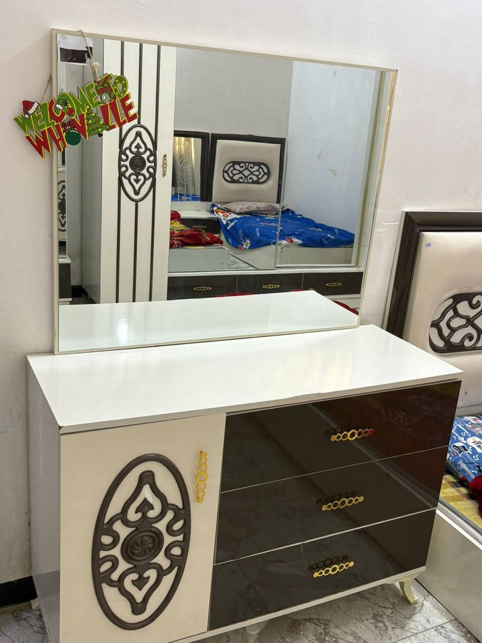 السلام عليكم غرفة للبيع تركية ب250 وبيها مجال العنوان سيف سعد للاستفسار على الرقم ***********
