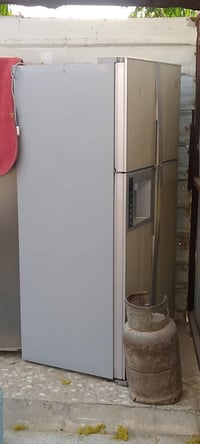 ثلاجة • سعر مناسب • بيها مجال