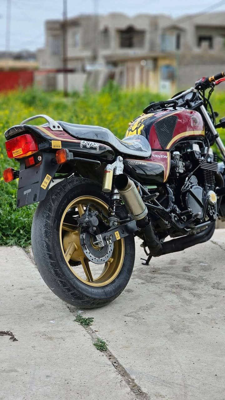 سلام عليكم بطح هونده cb750  للبيع فول مواصفات كلجات جدد صار يومين من شديتهم فول فول تاريك للبصره دهن جديد 
سويجات جدد تاير امامي جديد قبل سبوع شديتها كلشي ما ناقصه بس ستر الله السعر 1350 الف وبي مجال للطيبين 
***********
