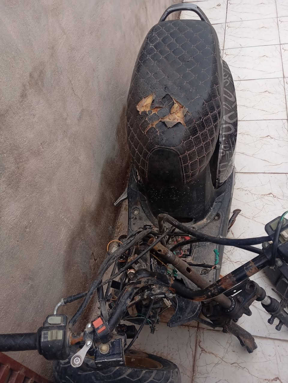 السلام عليكم دراجه للبيع كومة حديد محرم شغال ***********
