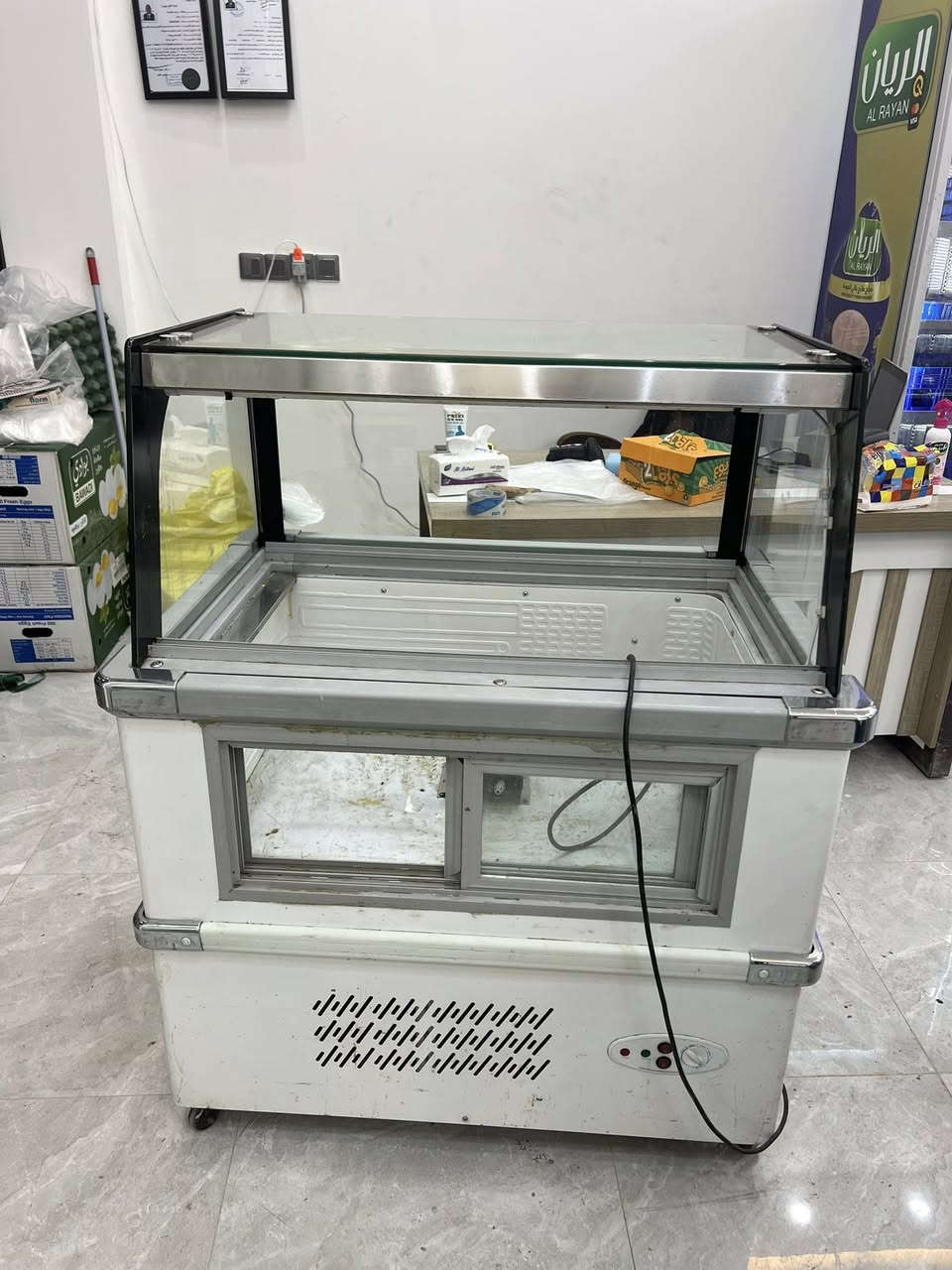 السلام عليكم براد مقبلات للبيع مستعمل قليل جداً نضيف وملحقاته كاملة للاستفسار ***********
