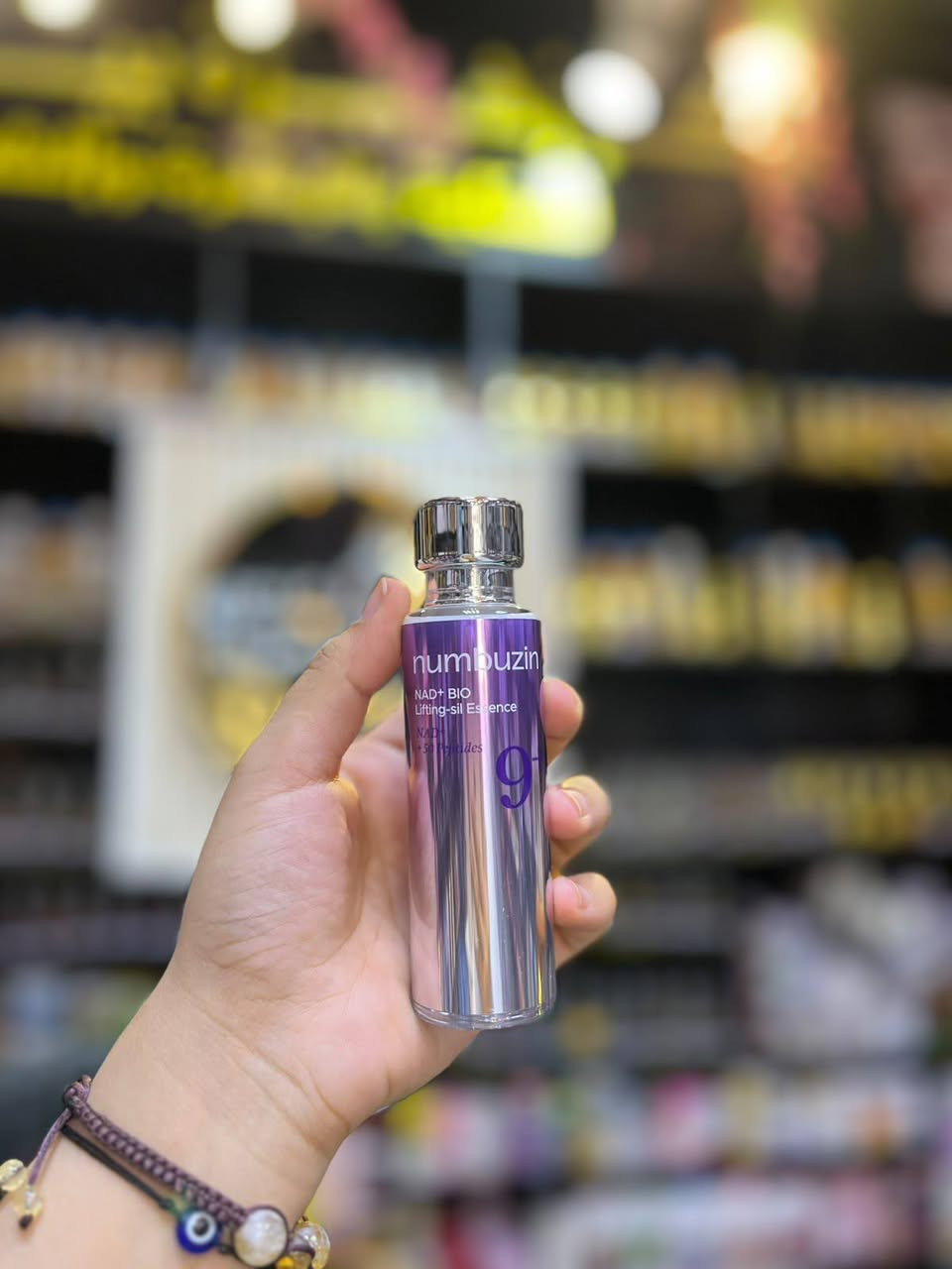 واخيرا وصل ثورة في عالم التجميل 
✨ Numbuzin No.9+ NAD+ BIO Lifting-sil Essence ✨
💜 سيروم شد وتجديد البشرة الكوري المتطور 💜
إذا كنتِ تبحثين عن بشرة أكثر نضارة، امتلاءً، وحيوية، فإن Numbuzin No.9+ يجمع بين تقنية NAD+ BIO وأكثر من 50 نوعاً من الببتيدات للمساعدة في دعم مرونة البشرة وتحسين مظهر الخطوط الرفيعة وعلامات التقدم بالعمر.
🔬 أبرز المكونات وفوائدها:
✅ NAD+ (Nicotinamide Adenine Dinucleotide) يساعد في دعم عمليات تجدد الخلايا وتحسين مظهر البشرة المجهدة والحفاظ على حيويتها.
✅ 50+ Peptides (الببتيدات) تعمل على دعم إنتاج الكولاجين والإيلاستين، مما يساعد على زيادة تماسك البشرة وتقليل مظهر التجاعيد والخطوط الدقيقة.
✅ Niacinamide (فيتامين B3) يساعد على توحيد لون البشرة وتقليل البهتان ومنح إشراقة صحية.
✅ Hyaluronic Acid (حمض الهيالورونيك) يرطب البشرة بعمق ويساعد على الاحتفاظ بالماء داخل الجلد لمنح مظهر ممتلئ وأكثر نعومة.
✅ Resveratrol مضاد أكسدة قوي يساعد في حماية البشرة من تأثيرات الجذور الحرة والعوامل البيئية.
✅ Adenosine مكوّن معروف بدوره في تحسين مظهر التجاعيد وزيادة نعومة البشرة.
✅ Beta-Glucan + Panthenol يساعدان على تهدئة البشرة وتقوية الحاجز الواقي الطبيعي لها.
🌟 فوائد الاستخدام المنتظم: • تحسين مرونة البشرة وشدّها. • ترطيب عميق وطويل الأمد. • تعزيز الإشراق والنضارة. • تقليل مظهر الخطوط الرفيعة والتجاعيد. • دعم حاجز البشرة وتحسين ملمسها. • يمنح البشرة مظهراً أكثر امتلاءً وحيوية.
💧 طريقة الاستخدام: بعد تنظيف البشرة واستخدام التونر، ضعي كمية مناسبة على الوجه والرقبة مع التربيت بلطف حتى الامتصاص الكامل، صباحاً أو مساءً.
📍 متوفر الآن في مركز زهرة بيروت 📍 الحلة – حي الإمام – مجاور سنتر الأسعار قرب شارع الضغط 🚖 خدمة توصيل متوفرة داخل الحلة وخارجها إلى جميع محافظات العراق
💜 لأن بشرتك تستحق عناية متقدمة تجمع بين الترطيب، التجديد، ومكافحة علامات التقدم بالعمر.
متميزون بمنتجات التجميل الأصلية 👌 
زورونا ستجدون كل ماهو جديد وحصري 
خبرة كبيرة أكثر من 20 عاماً في معالجة مشاكل البشرة والشعر 

العنوان حلة حي الامام مجاور سنتر الأسعار قرب شارع الضغط 
رابط قناة تليكرام 
https://t.me/zahratBeirut2
#Numbuzin #Numbuzin9 #KoreanSkincare #Peptides #NADPlus #LiftingEssence #عناية_بالبشرة #سيروم_شد_البشرة #ترطيب_عميق #مركز_زهرة_بيروت #الحلة #عروض_كوزمتك #بشرة_مشدودة #بشرة_مشرقة #منتجات_كورية


**إذا كنت صاحب هذا الإعلان وتريد حذفه لأي سبب، رجاءا أرسل رسالة إلى الدعم الفني**