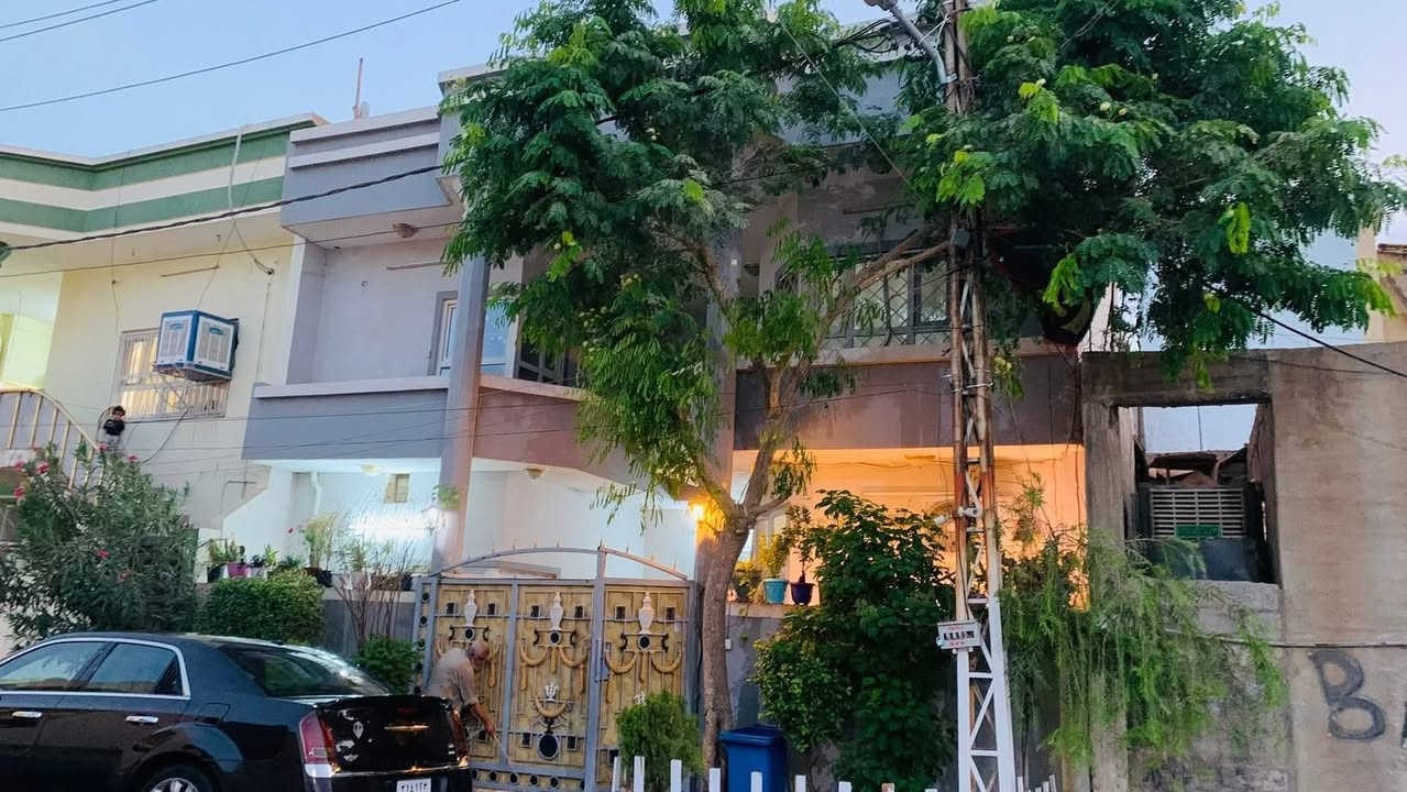 دار للبيع طابقين زراعي طابو بأسم جدي خلف تجاري اول بيت خدمات كامل مساحة واجهة 10 امتار عمق 13 متر يعني 130 متر موقع مثلث خضراء خلف سوق الاسبوعي🏬 طابق الارضي يتكون من( صالة ،مطبخ،غرفة نوم ، هول ،وصحيات) طابق الثاني(2غرفة نوم ، هول،صحيات ، ومخزن)كلشي قريب عليك جامع مدارس ابتدائية ومتوسط و مول وكوسترات واسطي وخضراء من يمك يمر اي استفسار خاص او رقم هاتف *********** ملاحظة🚫 قطعة 200 متر مقابيل بيت اني مسوي حديقة بلدية
