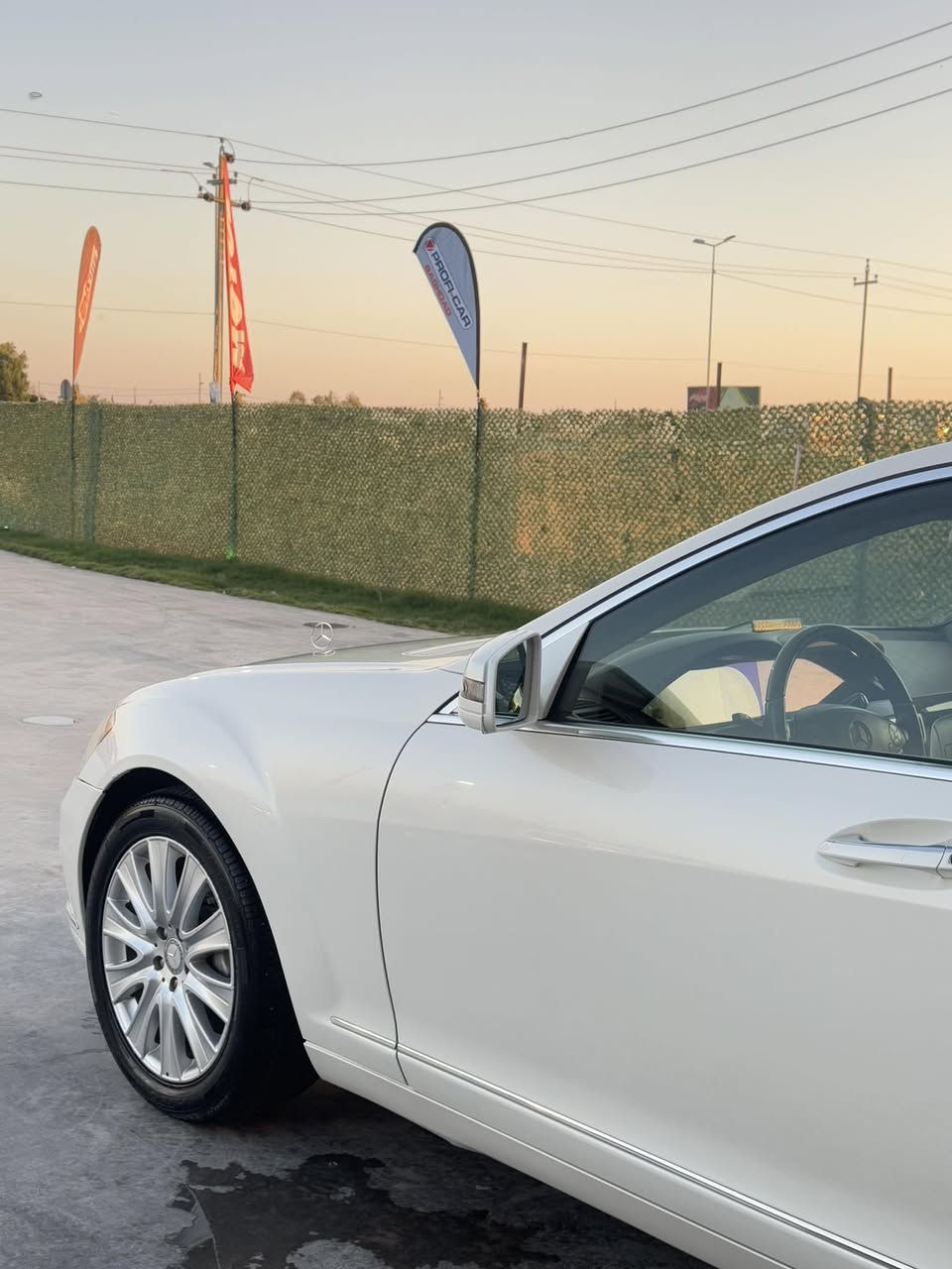 السلام عليكم ورحمة الله وبركاته للبيع 

المواصفات (مرسيدس S3502012): 
المحرك: \(V6\) بسعة 3.5 لتر.القوة: 302 حصان.التسارع: من 0 إلى 100 كم/ساعة خلال 6.9 ثانية.ناقل الحركة: أوتوماتيكي (غالباً 7 سرعات).السرعة القصوى: 250 كم/ساعة.استهلاك الوقود: 10.1 لتر/100 كم. المواصفات الخارجية: مصابيح LED أمامية وخلفية.فتحة سقف بانوراما. ).حساسات أمامية وخلفية. المواصفات الداخلية والراحة: مقاعد كهربائية مع خاصية الذاكرة والتبريد والتدفئة.ستائر خلفية وجانبية كهربائية.نظام صوتي عالي الجودة (Harman Kardon).شاشة عرض معلومات ونظام ملاحة.تخشيب داخلي فاخر. أنظمة الأمان: رادار أمامي (نظام تفادي التصادم).نظام مراقبة النقاط العمياء.نظام تثبيت السرعة الذكي. السعر اتصل وبيك خير وتدلل***********
