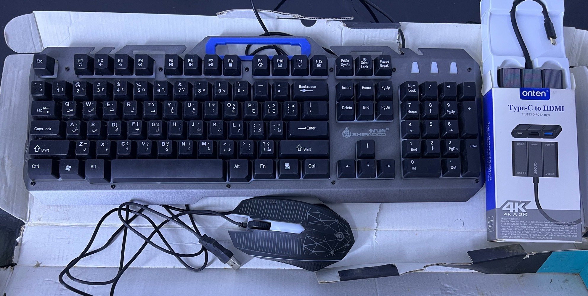 لوحة مفاتيح وماوس للكمبيوتر بأداء عالي ومظهر أنيق، مثاليان للألعاب والعمل المكتبي. يأتي مع محول Type-C إلى HDMI للأجهزة الحديثة لتحويل الإشارة بصورة واضحة. الأدوات بحالة ممتازة وجاهزة للاستخدام الفوري.