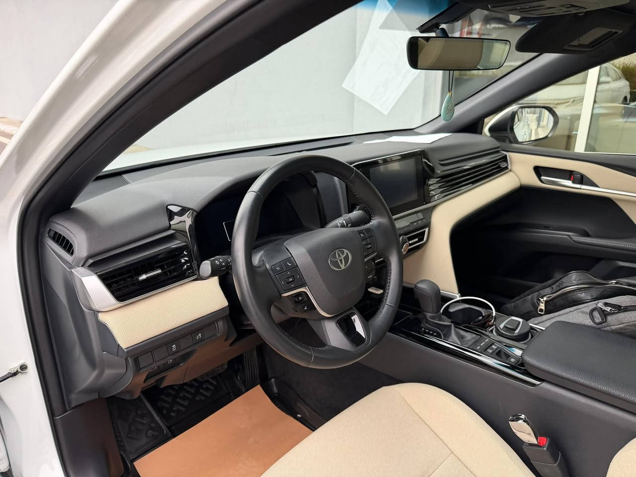 على بركة الله
كامري  2025 SAS باب اولل !!. 
ام الضمان 
ماشية 27 الف فقط 
مكفولة كفاله عامة 

المواصفات
محرك 2500 
بصمة تشغيل
فتحة
شاشة
كامرة
كرسي السايق كهرباء 
حساسات امامي خلفي 
هاند بريك بصمة
3 انظمة قيادة 
الايكو والسبورت والنورمل 
مصابيح امامية زنون 
اوتو هولد 
ايڤي مود 
اشارة بلمري 
وباقي المواصفات المعروفة 
السعر 267 وبيها مجال 
مكان السيارة الرمادي 
***********
