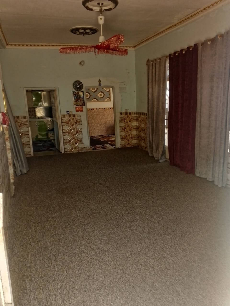 السلام عليكم 
بيت للبيع بحي الجاسمية يم بزل البو ناصر قرب مولده صلاح
مكون من غرفتين وصاله واستقبال ومطبخ وصحيات خارجية البناء بلوك والصحيات والحايط المامي طابوك مساحتة 150
السعر 40وبي مجال 
الرقم ***********
بي واتساب ومتواجد بل فيس
