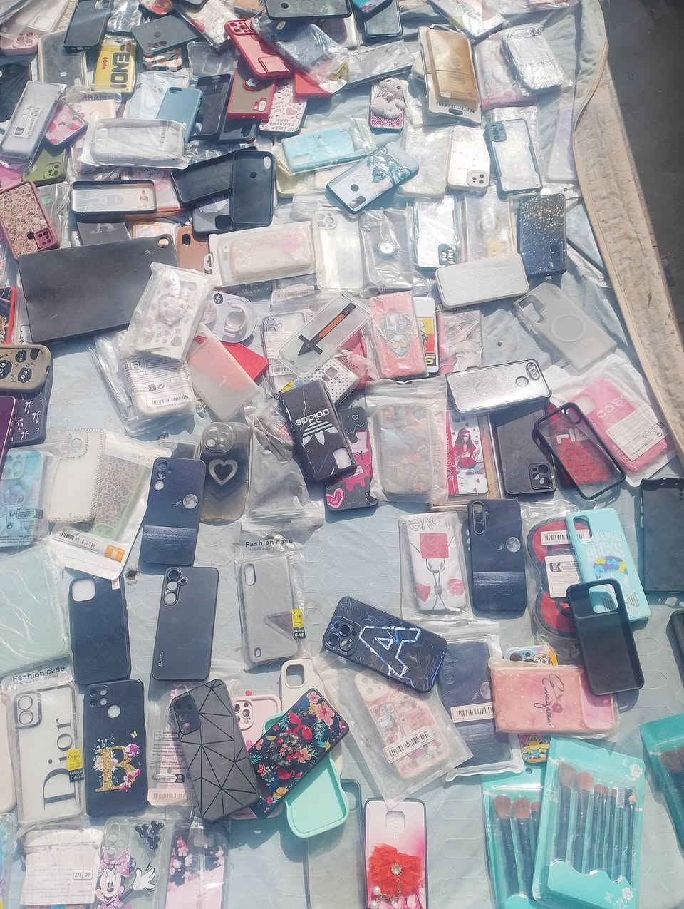 شلعة كفرات وحافظات موبايل اكثر من 280 قطعة الاكثرية ايفون وكلكسي والباقي الاجهزة الصينية ب40 وتوصيل مجاني لكل العراق فحص امام المندوب تالف مكسور نقص يرجع بدون ماتدفع شي تواصل خاص او واتساب ***********
