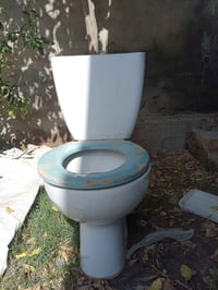 مقعد غربي • نظيف • مجاني