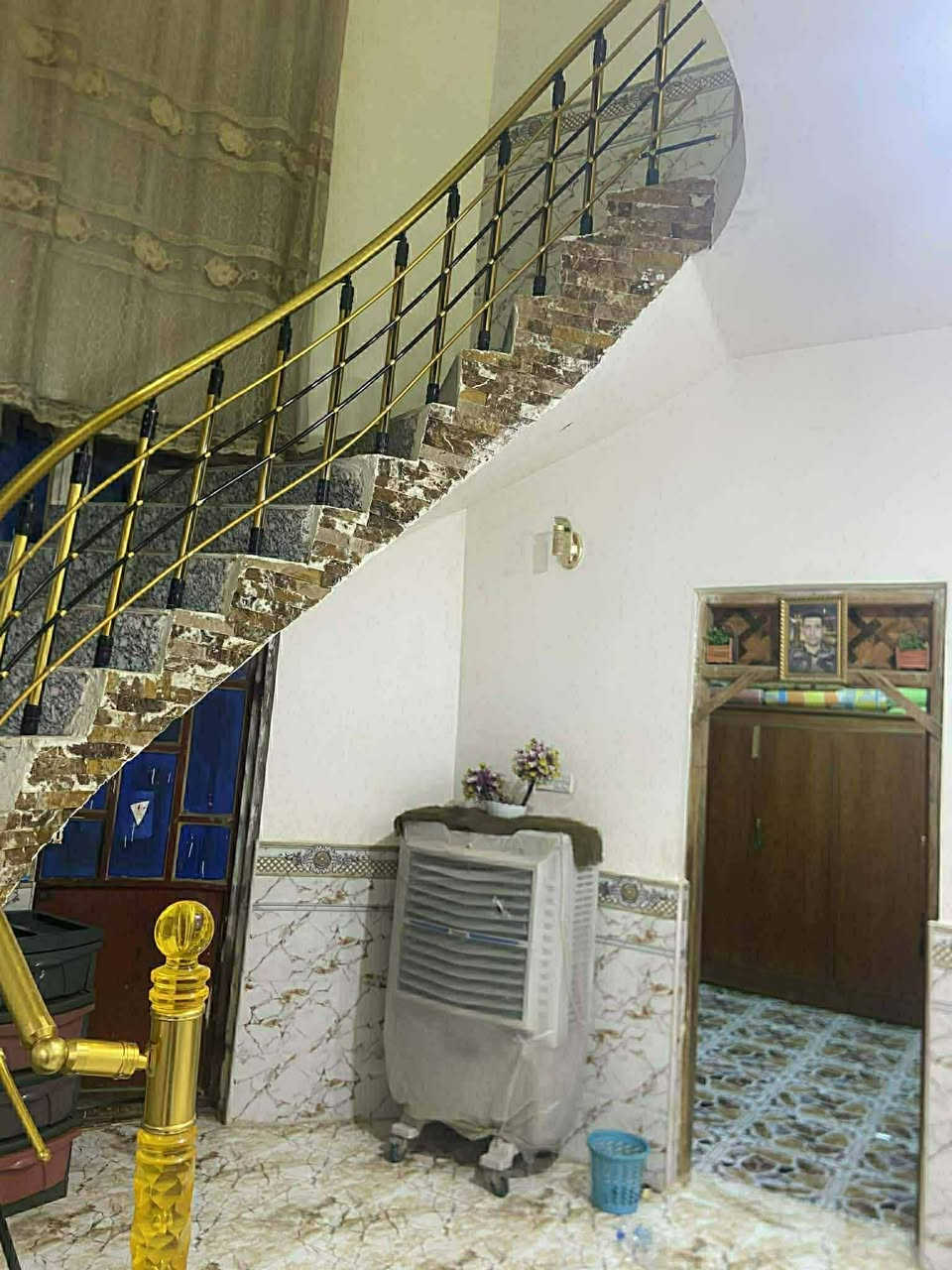 سلام عليكم
بيت بحي الفداء شارع النص مقابيل ابو وسام الوكيل ركن ع شارعين مساحة 200  بناء حديث السعر 280 
رقم الهاتف ***********
