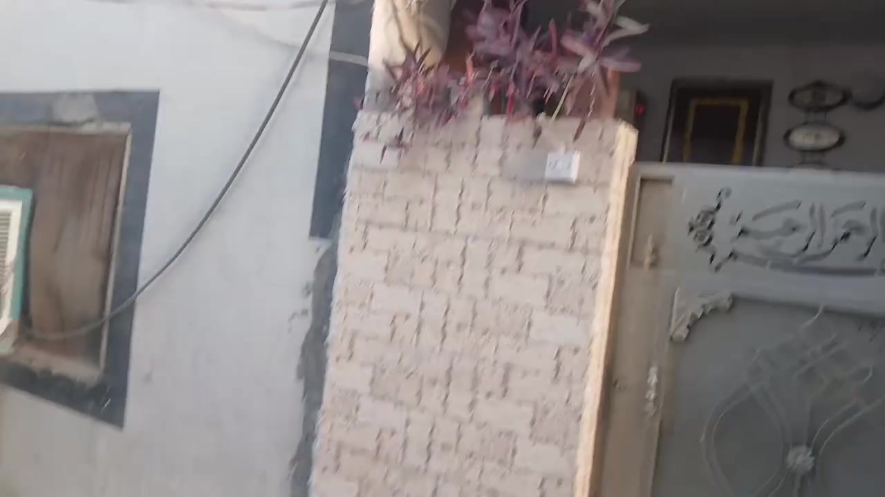السلام عليكم                                      بيت للبيع بناء قديم قاطين  ١٠٠ متر ١٠ × ١٠  في بعقوبه قريب على خريسان طابق الأول غرفه ستقبال صاله مطبخ صحيات طابق الثاني ٣ غرف ( سعر ١٠٠ )للإستفسار ***********
