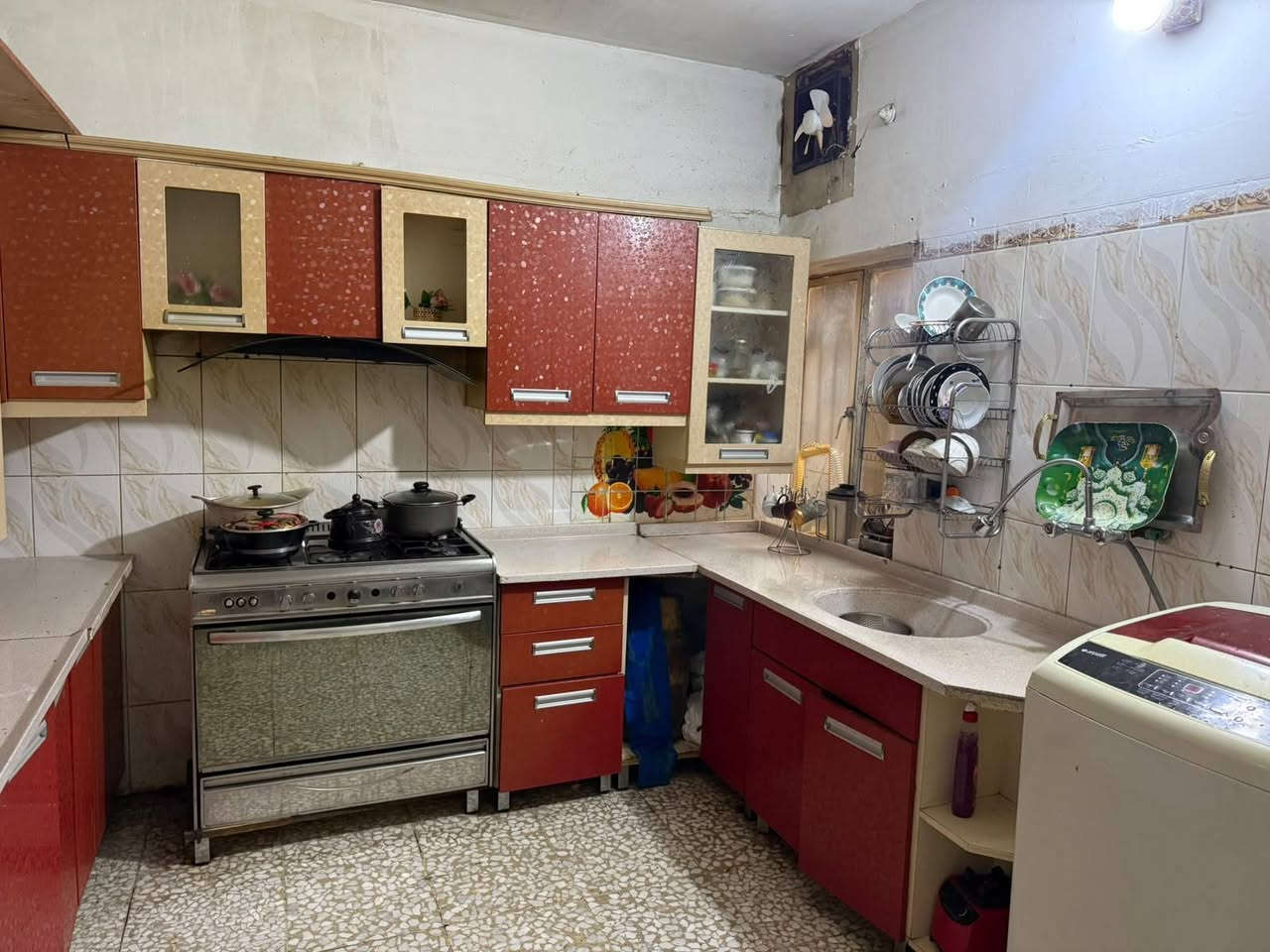 مطبخ كامل للبيع وطخم ١٠ مقاعد مستعجله عالبيع بغداد الجديده ***********
