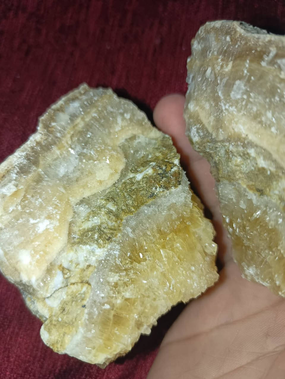 (للبيع)  حجر خام طبيعي راسلني خاص واتساب رقمي ***********
