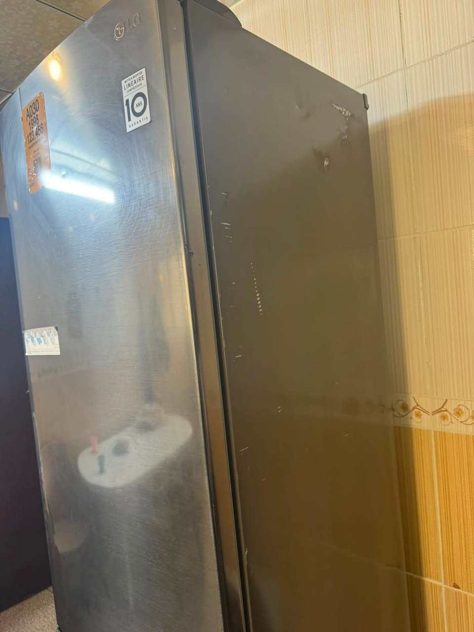 ثلاجة نوع LG نضيفة السعر 200 الف مجمع شاهان ستي  ***********

