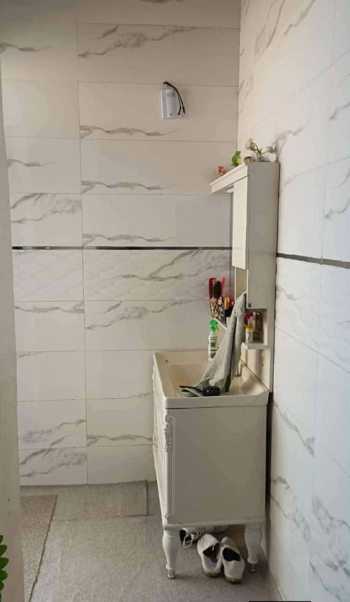 ئەم خانووە بۆ فرۆشتن لە سەنگاوێکان نزیک مزگەوت پێشەوا سعری زۆر مناسبە 190مەعمەلە خانویەکی زۆر خۆشە کامل کاشیە 120مەترە سەردەمیانە دروست کراوە خاوەنی بۆ خۆی دروستی کردووە فول مواسەفاتە
ژمارەی خاوەنیەتی .  ***********
