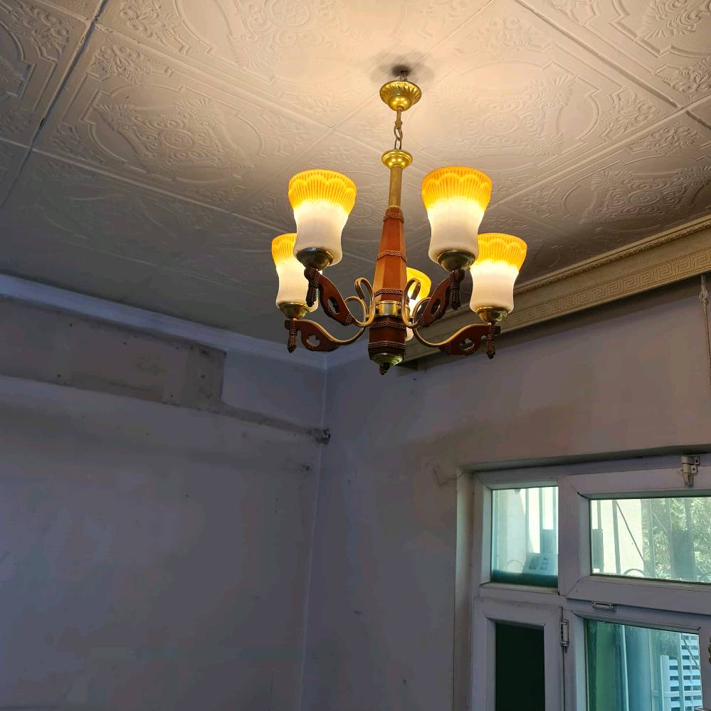 السلام عليكم أغراض منزليه للبيع ثريات عدد 2 للبيع +سكيت عدد 
لمن يرغب في الشراء مراسلتي على رقم الواتساب *********** لطفاً 