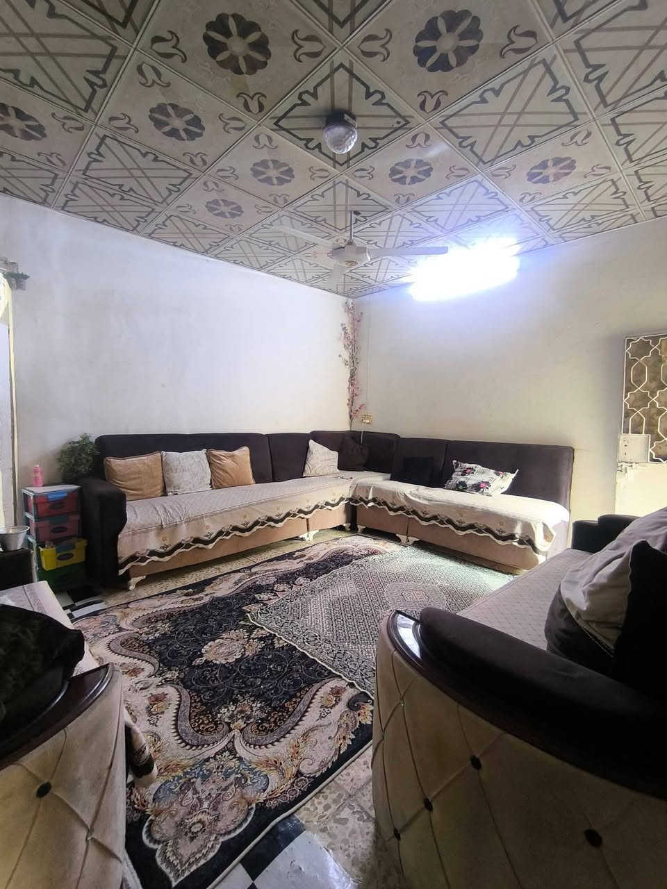 دار للبيع مساحه 100متر موقع تجاري مقابيل مجمع اكرم للالبسه 
يبعد عن شارع المعمل 150 متر مباشر على الشارع التجاري 
اساس تجعيب بناء بلوك سقف عكاده 
يحتوي الدار على 
غرفه وصاله ومطبخ واستقبال مغاسل داخليه و خارجيه 
السعر اخو البلاش تم تخفيض السعر من 42 وبي مجال إلى 37 وبي مجال يعني بسعر عرصه بيع مستعجل 
للتواصل الاتصال على الرقم *********** أو مراسلة الصفحه واتساب متوفر مكتب الياسري للعقار والمقاولات
