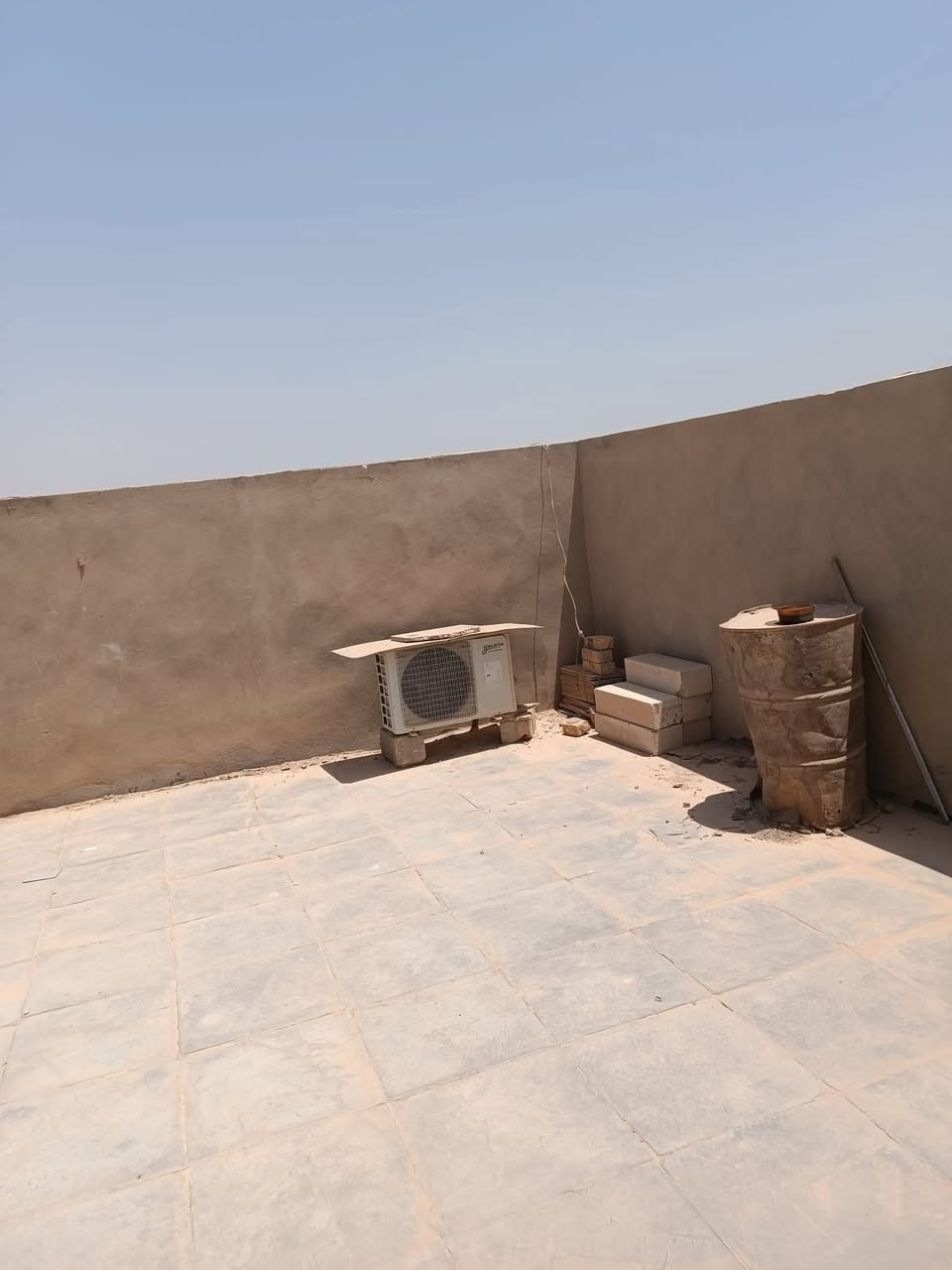 بيت 209متر ركن على شارعين طابو زراعي سند ٢٥ يحتوي الدار على 
أستقبال مساحة ٦×٥
صاله مساحة ٧×٥
غرفة نوم مساحة ٦×٥
غرفة نوم مساحة ٤×٥ 
مطبخ مساحة ٤×٦ حار + بارد
مجمع صحي مساحة ٣×٤
كليدور + مجمع صحي تابع للاستقبال 
درج داير نوع التشطيب كرانيت +أساس وسقف صب c35كونكريت مسلح البناء طابوق جمهوري تأسيس الكهرباء والماء من شركة معروفه السقوف من نوع 3D مساطر يحتوي على بيتونه ومخازن مزدوجه فوق ابواب الغرف من نوع صاج
العنوان :ابو صخير _حي المطاط_ نهاية شارع الاطفاء
السعر 105مليون وبي مجال للشراي تجي وتشوف وتحكم بعينك 
 وباقي التفاصيل الاتصال على الارقام التالية
***********
***********
