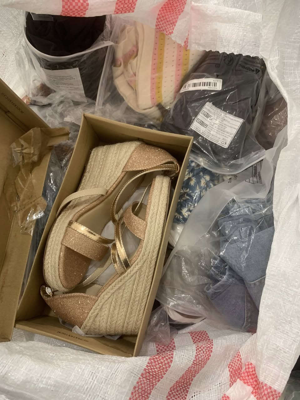 شليف 100 قطعة كلشي بي ملابس نسائي واحذية وشحاطات مكس ب150 الف الي يريده يدخل خاص يعني القطعة اذا تبيعها ع 3000 دينار تلزم بيها 150 الف


**إذا كنت صاحب هذا الإعلان وتريد حذفه لأي سبب، رجاءا أرسل رسالة إلى الدعم الفني**