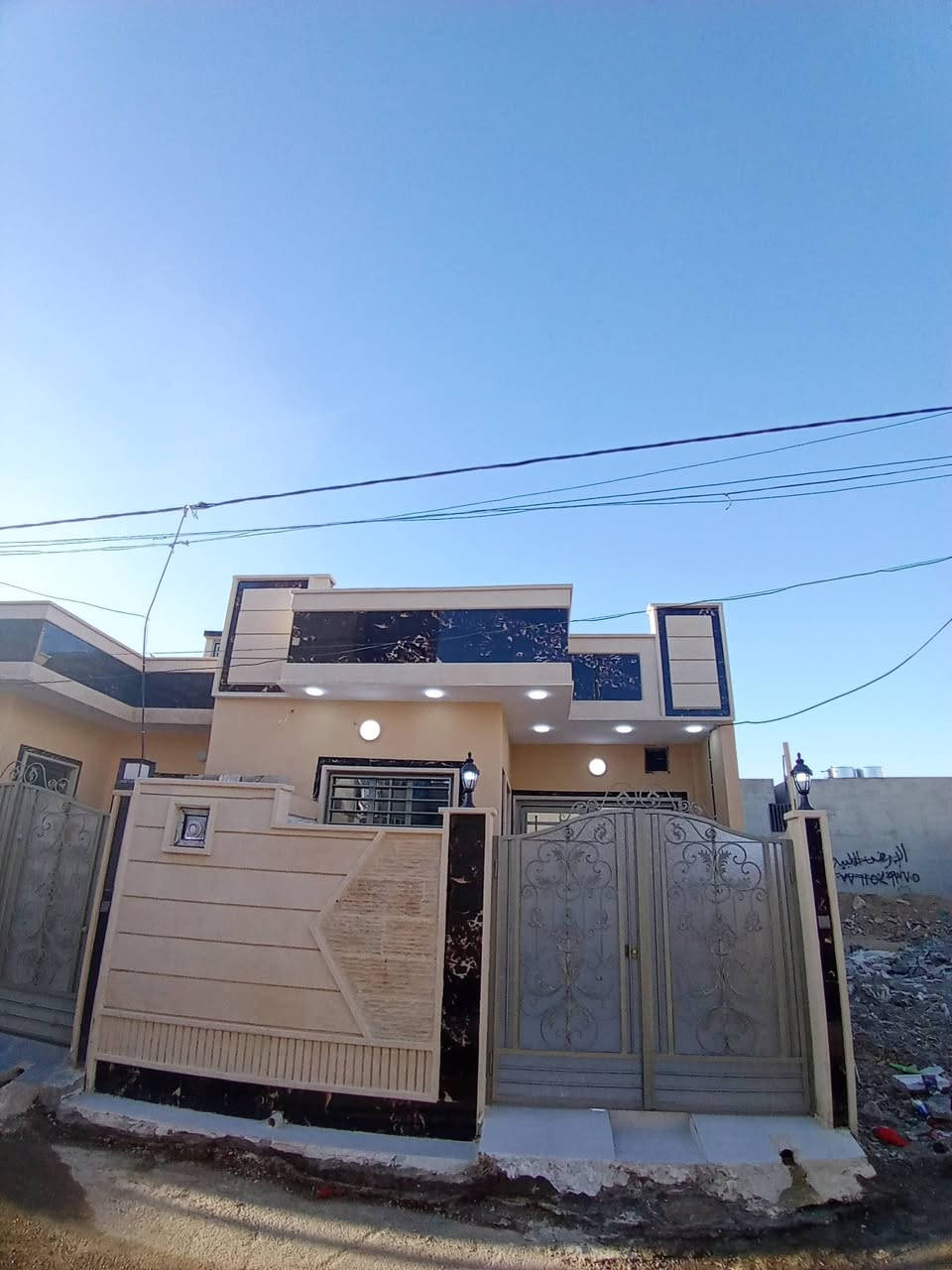 دار للبيع في حي الملايين الثانيه قرب جامع العادل يبعد عن الشارع العام 500 متر قيد الانشاء تسليم مفتاح سند 25 زراعي المساحه 110 متر الواجهه 6 النزال 18 السعر 68 وبيها مجال الاتصال على رقم الموجود على الشاشه) ***********) ***********
