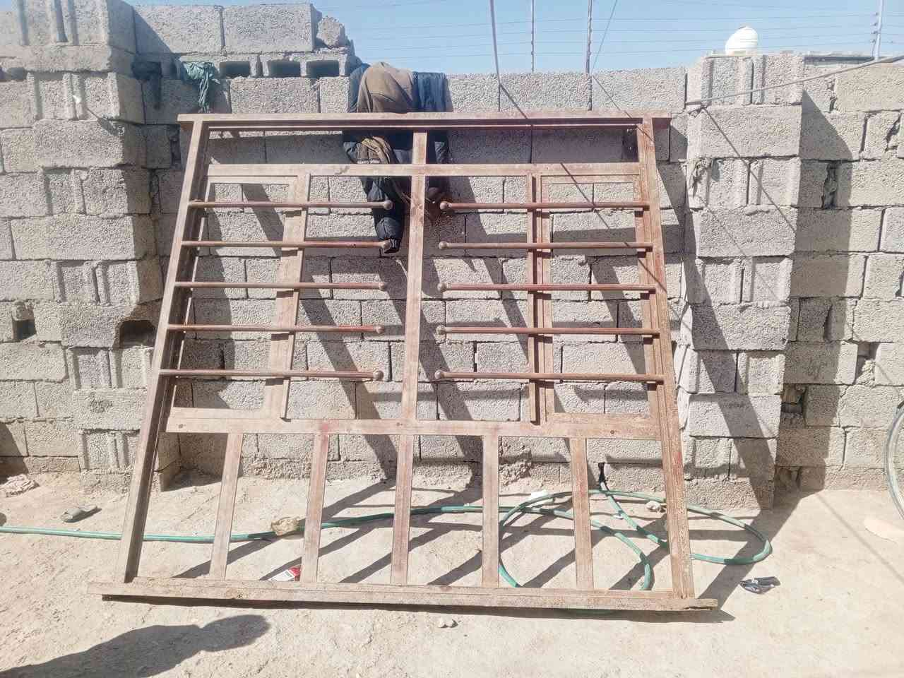 السلام عليكم عندي هذني الشبابيك مامستعمل مشمورات بل بيت اخوان شباك وباب مال مطبخ وشباك متريت بمترين للبيع ثنينهن ...(ب 100 الف ).... غير هاذه السعر مايرهمن اطلاقآ ...انتصال عله رقمي مستعجل عل بيع ... ***********  بي واتساب توصيل ماعندي
