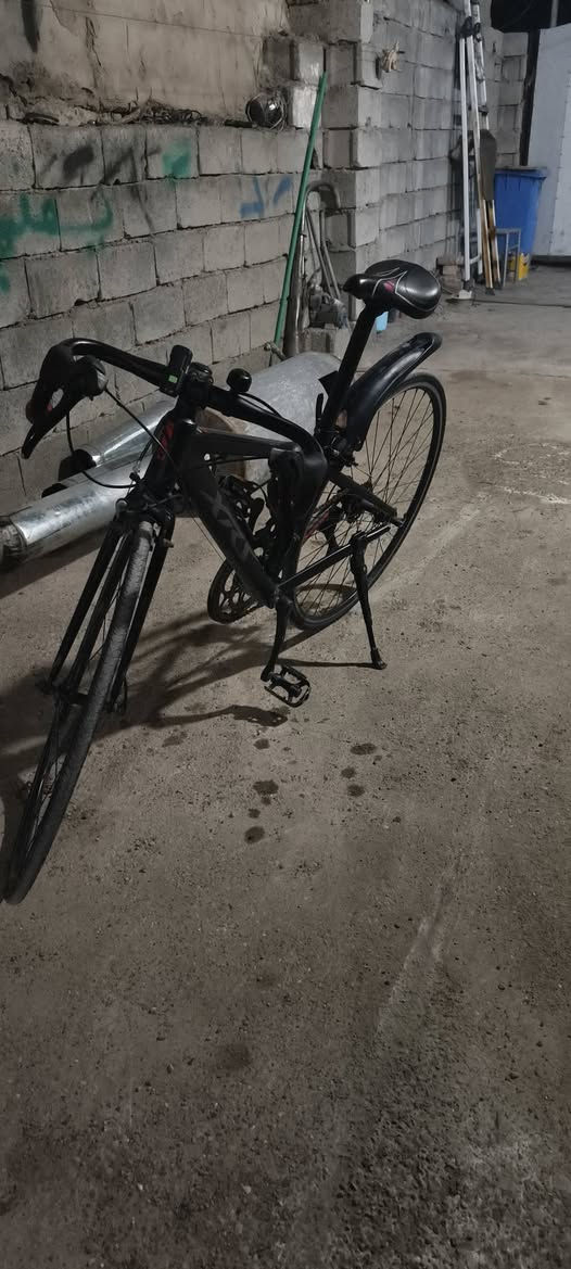 اخوتي سلام عليكم دراجه هوائيه مصنوعه من لانمليوم بل كامل وزن الدرجه 9.5كيلو حجم 16. c700 نضافه 100/85كلشي مابي بس البريك الخلفي واكف يراد دكيرز لين يجلب وب البايسكل امانت الله يوميه اروح بي للشعب ورجع صناعته كوريه من ماركم xrz والله لو مو معتاز جان ما بعته سعر 150قفل ابو الميه لا تراسلني فدوه وتعبني +بس الخوذه ابيعه وحد سعرهه ٢٠ الف اما التايرات ول جوابه ول مرايات ويه البايسكل وبل عافيه علا الياخده مكاني الحسينيه ***********. بي واتساب
